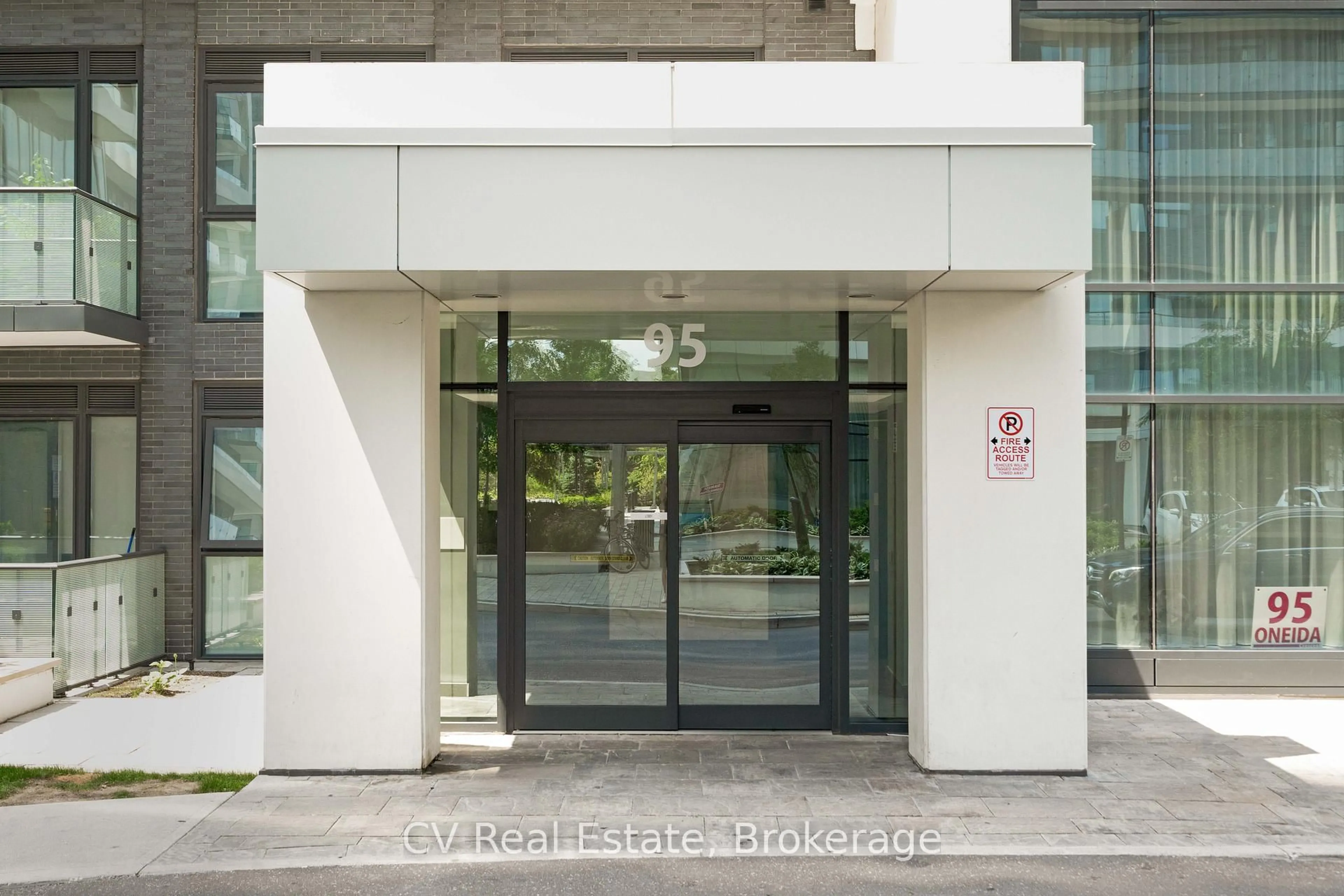 Indoor foyer for 95 Oneida Cres #1109, Richmond Hill Ontario L4B 0H5