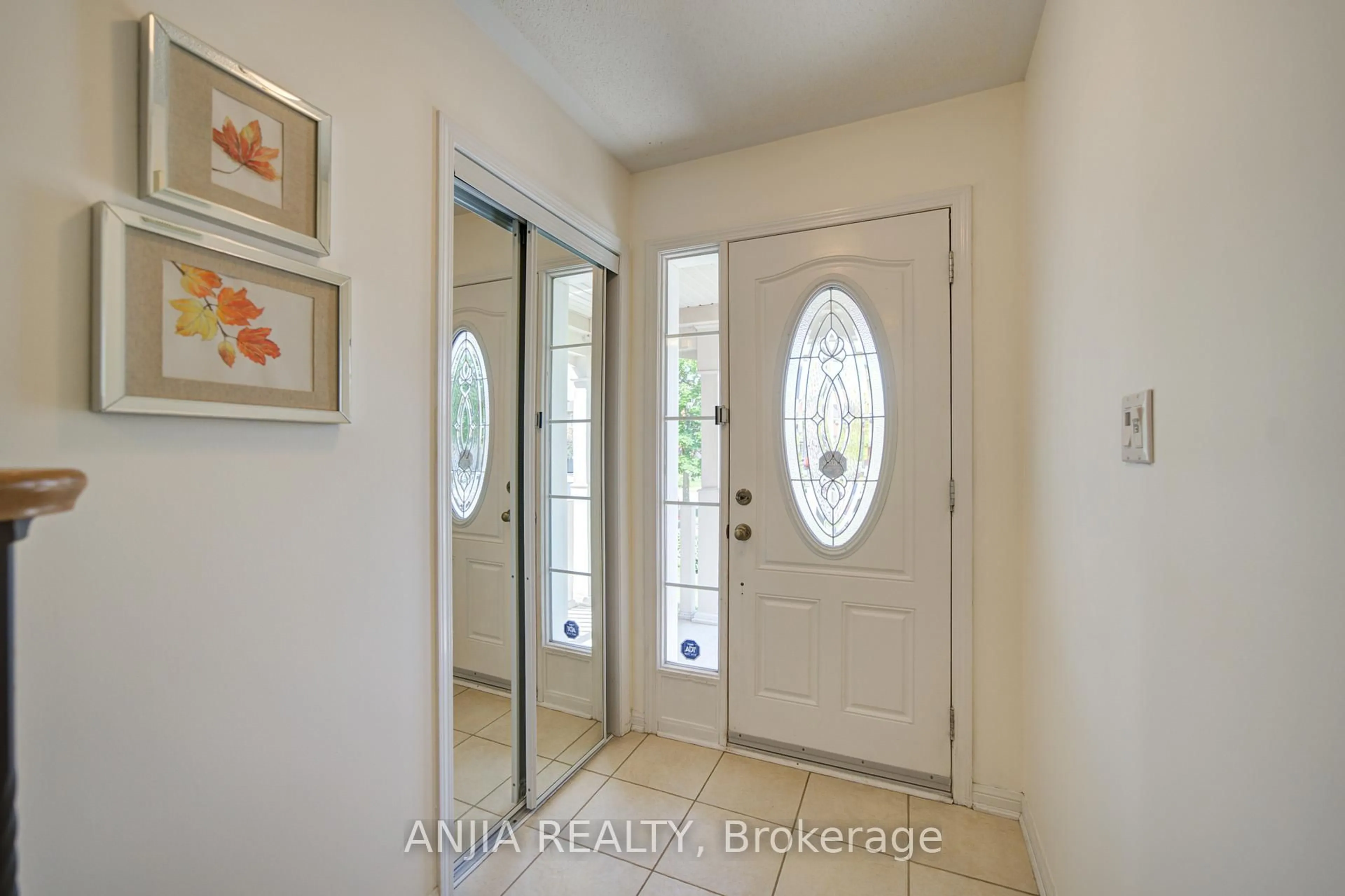 Indoor entryway for 54 Weldon Woods Crt, Whitchurch-Stouffville Ontario L4A 0J4