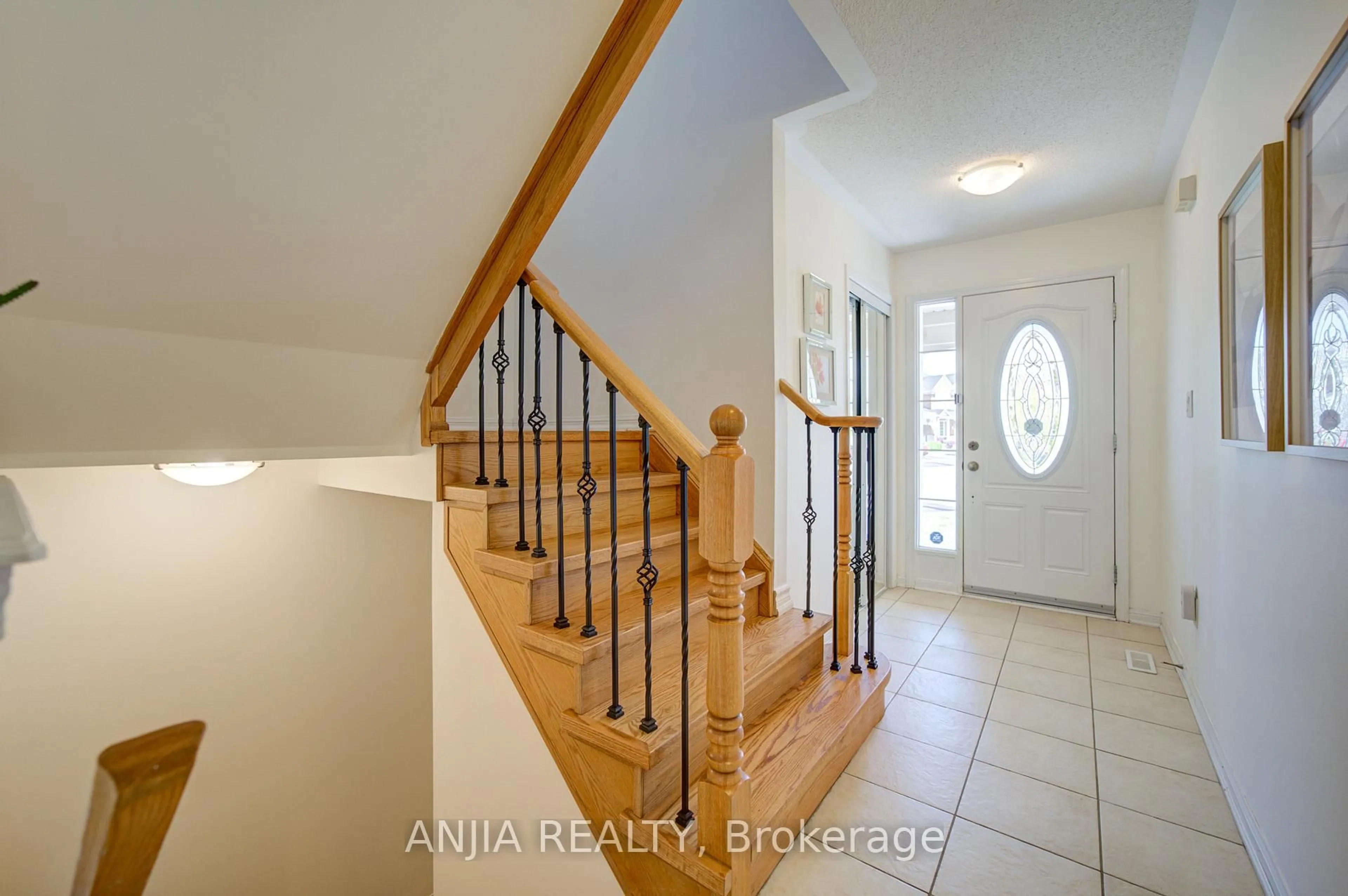 Indoor entryway for 54 Weldon Woods Crt, Whitchurch-Stouffville Ontario L4A 0J4