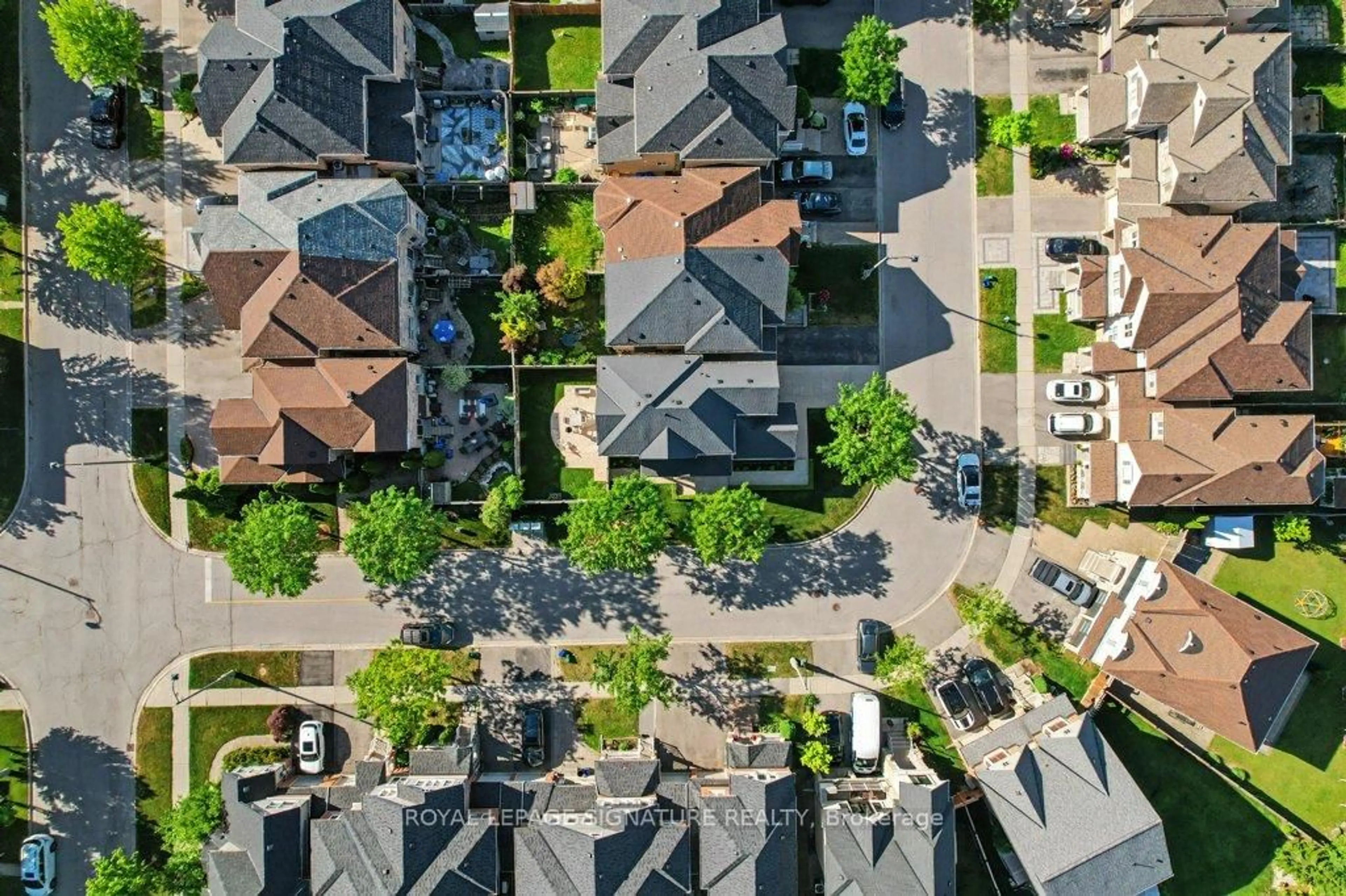 A pic from outside/outdoor area/front of a property/back of a property/a pic from drone, street for 22 Ulson Dr, Richmond Hill Ontario L4E 4V6