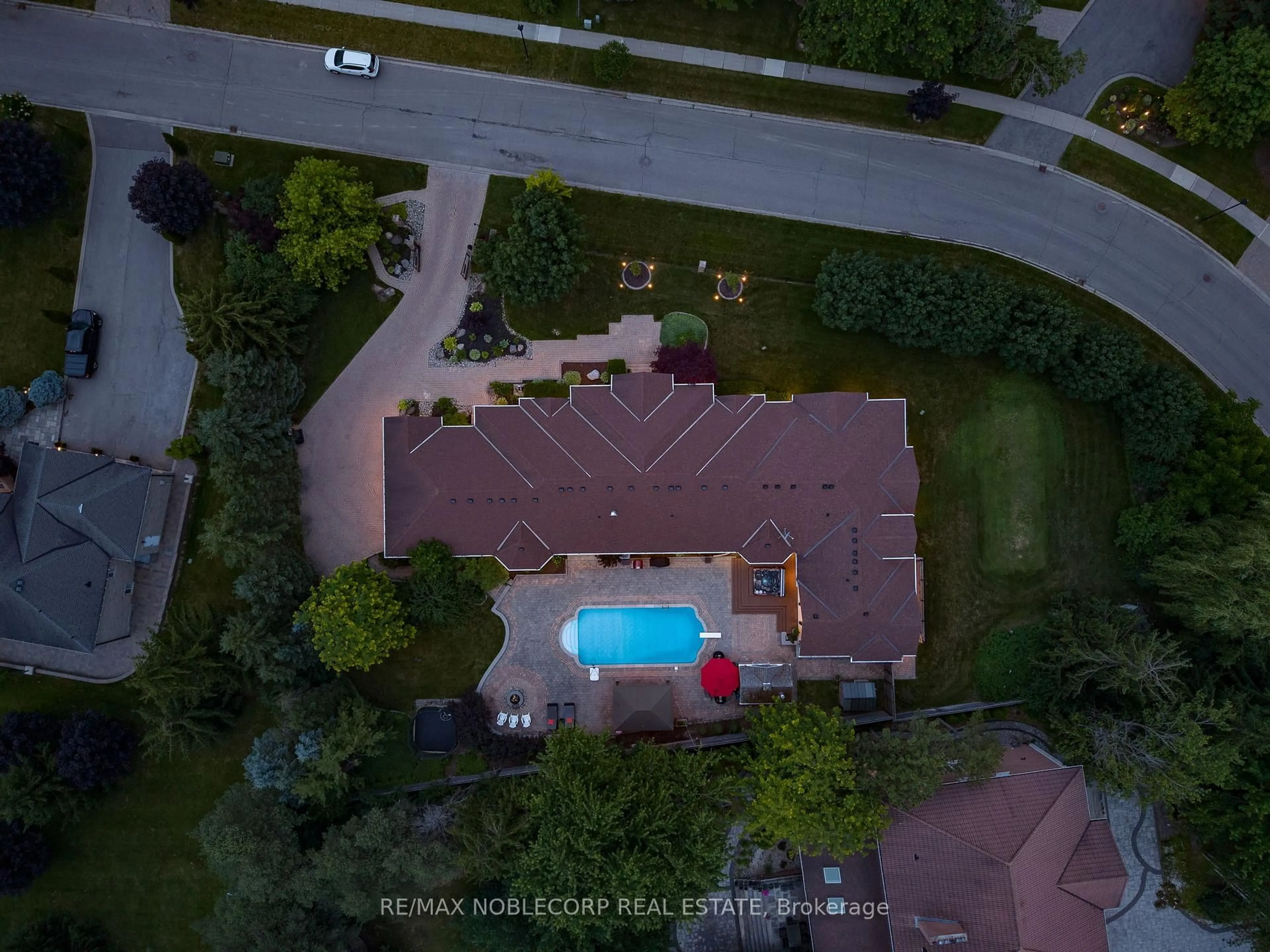 A pic from outside/outdoor area/front of a property/back of a property/a pic from drone, unknown for 80 Carmichael Cres, King Ontario L7B 1B5
