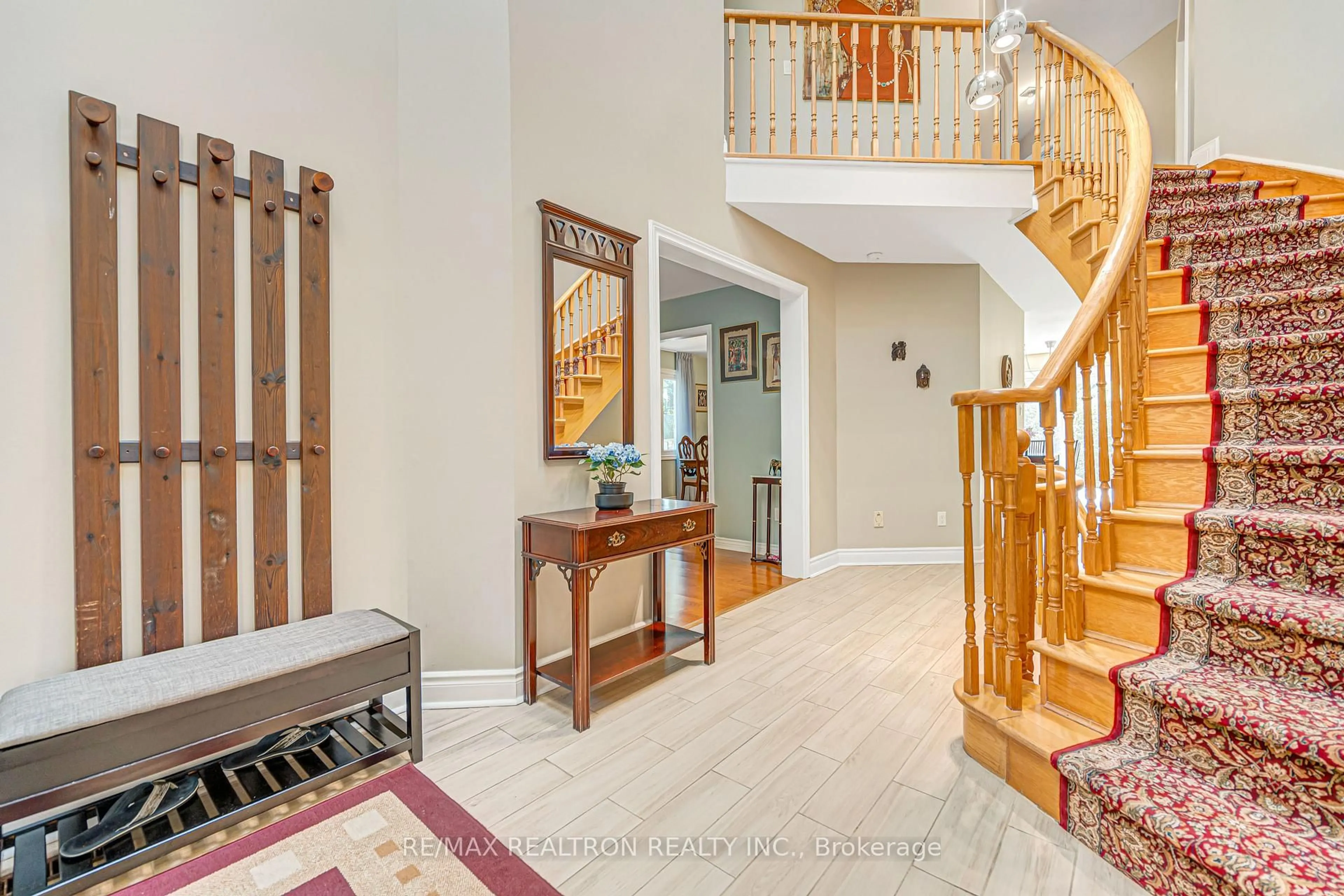 Indoor foyer for 49 Somerset Cres, Richmond Hill Ontario L4C 8N5