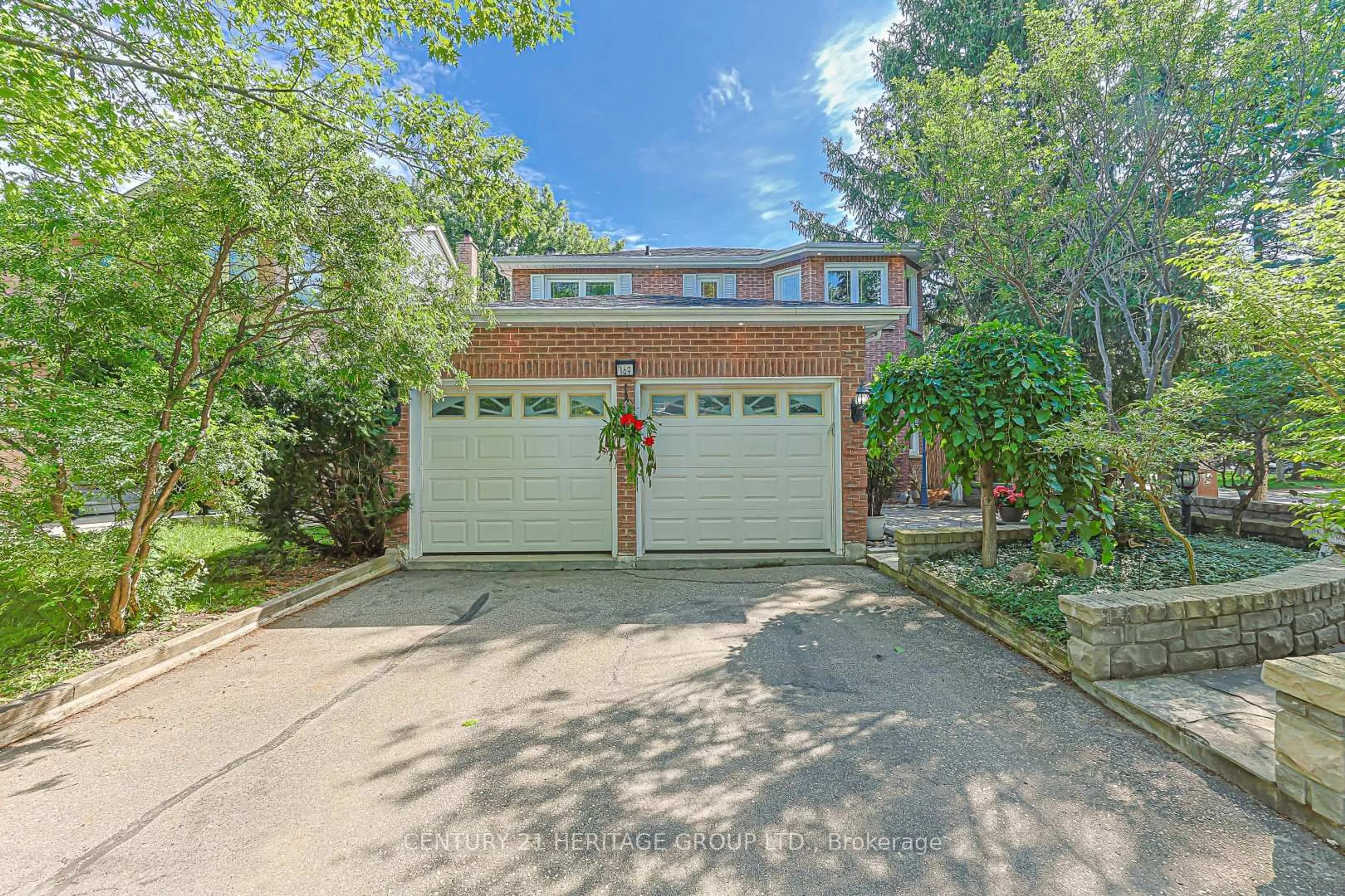 A pic from outside/outdoor area/front of a property/back of a property/a pic from drone, street for 169 Delayne Dr, Aurora Ontario L4G 5B7