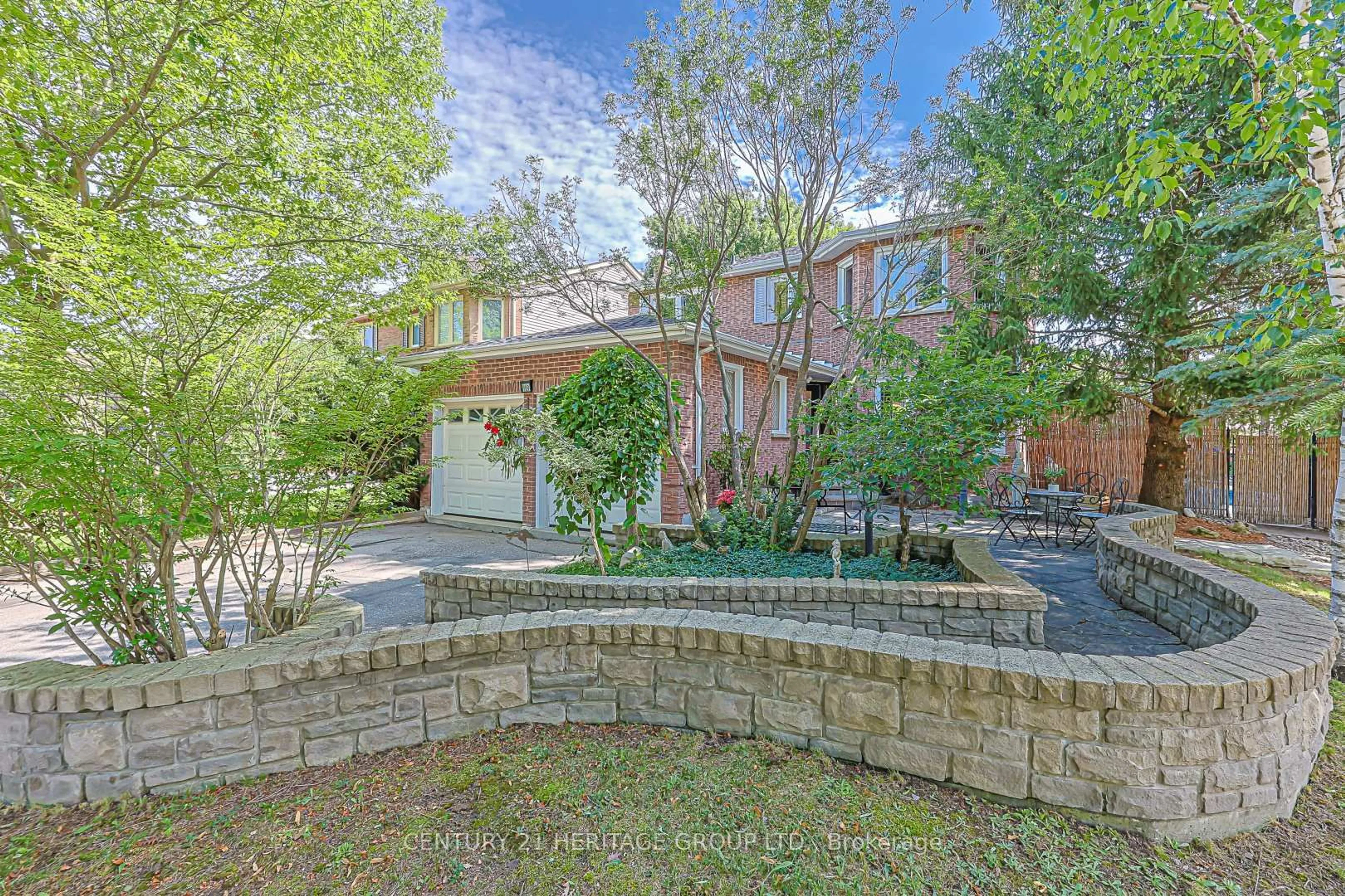 A pic from outside/outdoor area/front of a property/back of a property/a pic from drone, street for 169 Delayne Dr, Aurora Ontario L4G 5B7