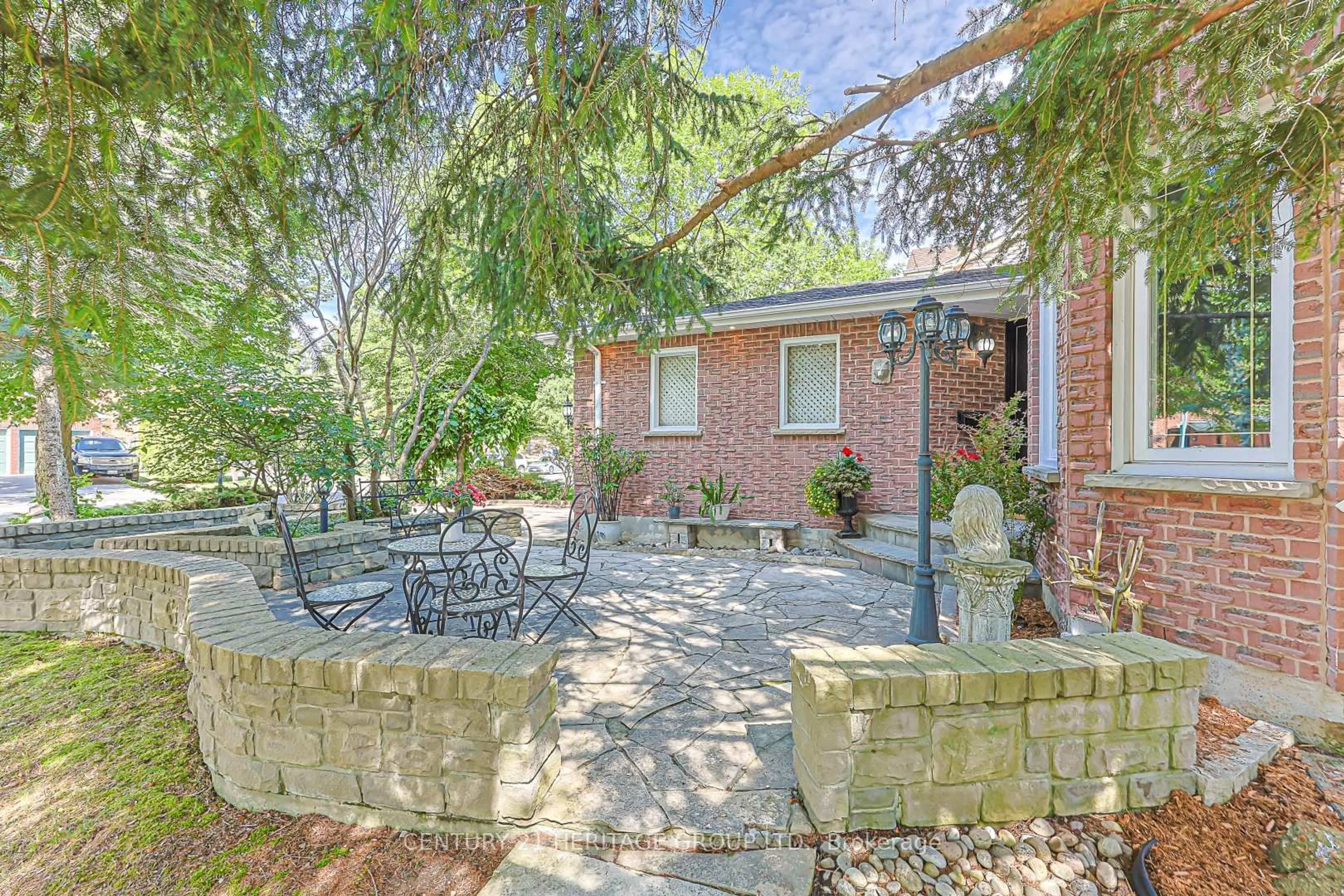 Patio, street for 169 Delayne Dr, Aurora Ontario L4G 5B7