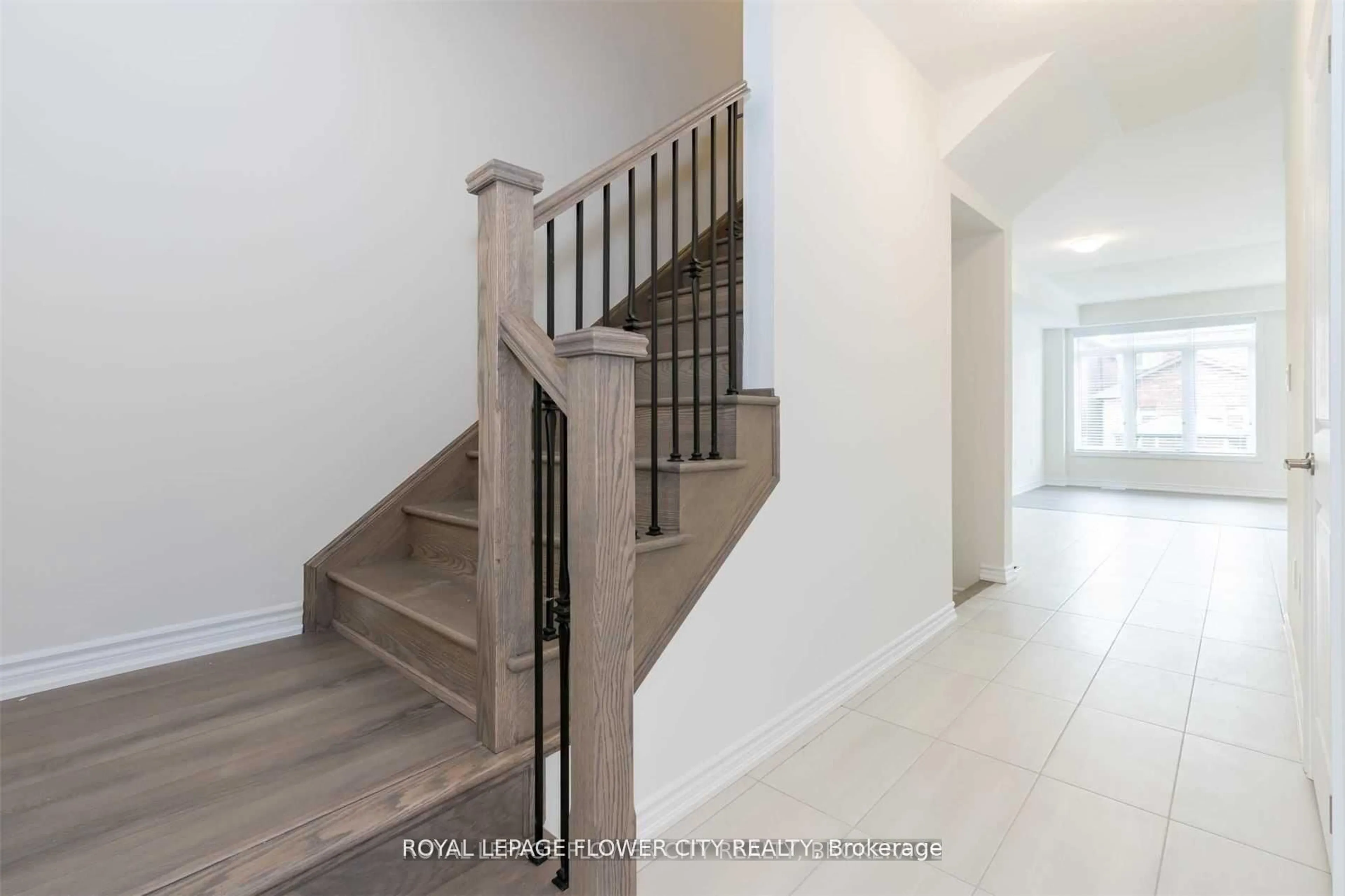 Stairs for 2282 Grainger Loop Cres, Innisfil Ontario L9S 0M9