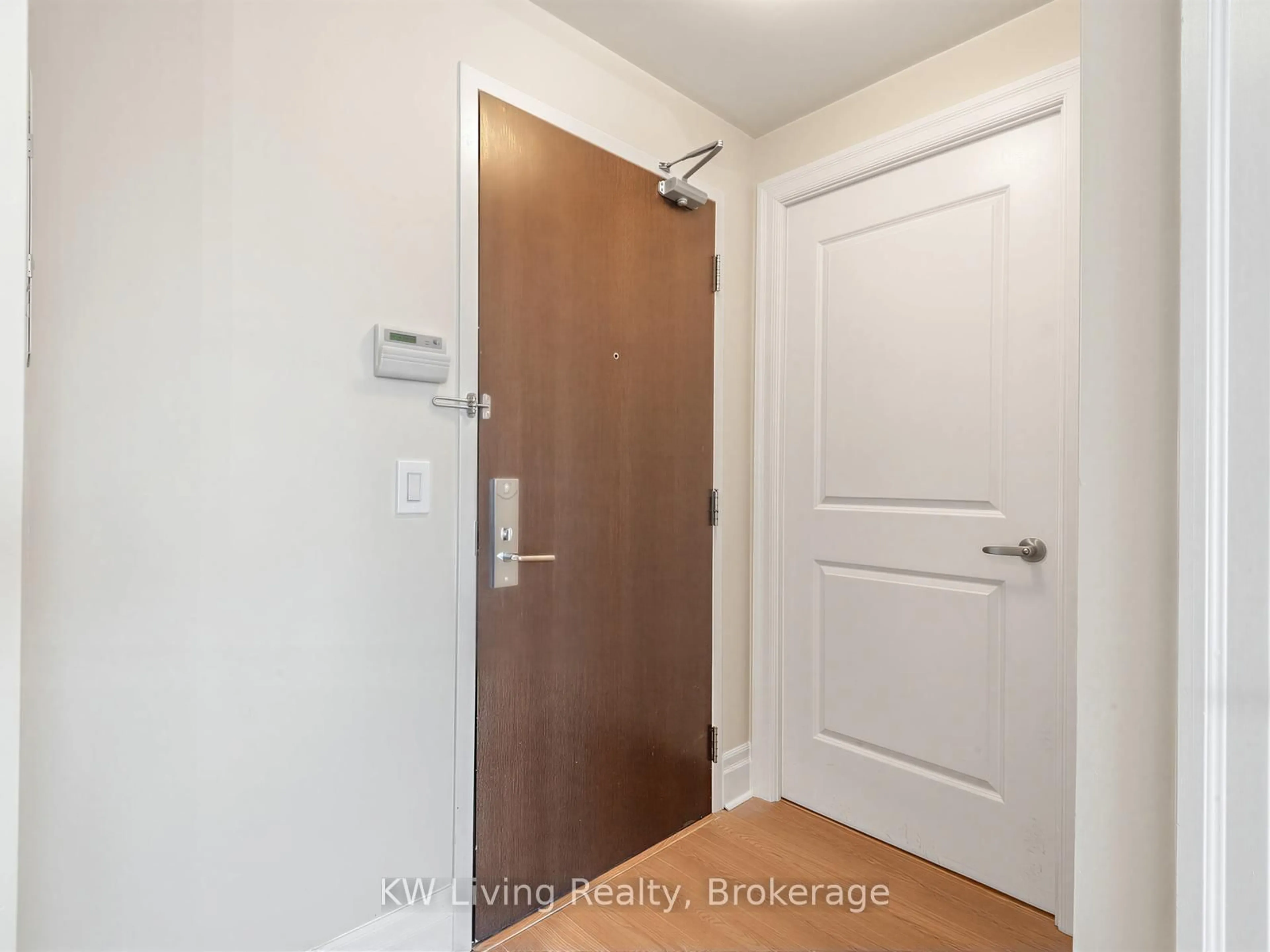 Indoor entryway for 21 Upper Duke Cres #604, Markham Ontario L6G 0B6