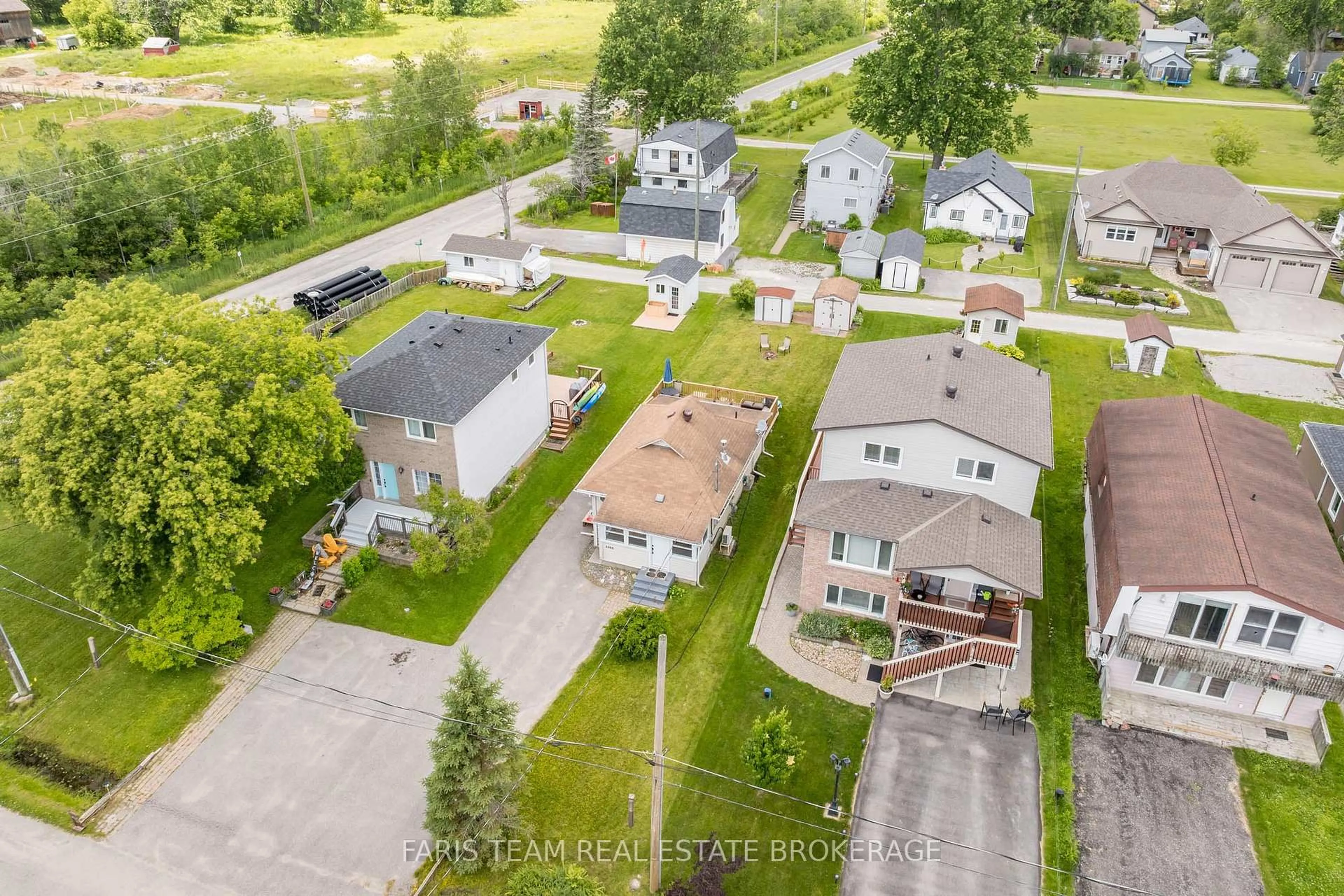 A pic from outside/outdoor area/front of a property/back of a property/a pic from drone, street for 1066 Wood St, Innisfil Ontario L0L 1K0