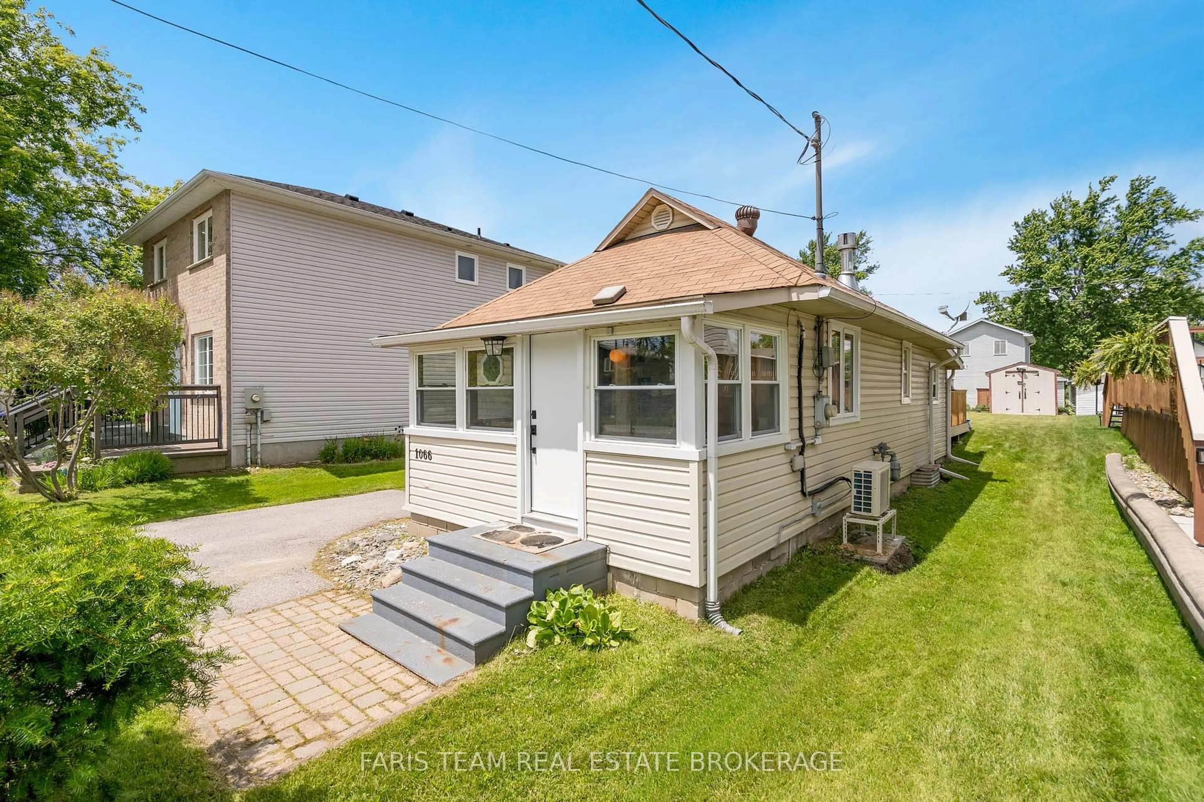 A pic from outside/outdoor area/front of a property/back of a property/a pic from drone, street for 1066 Wood St, Innisfil Ontario L0L 1K0