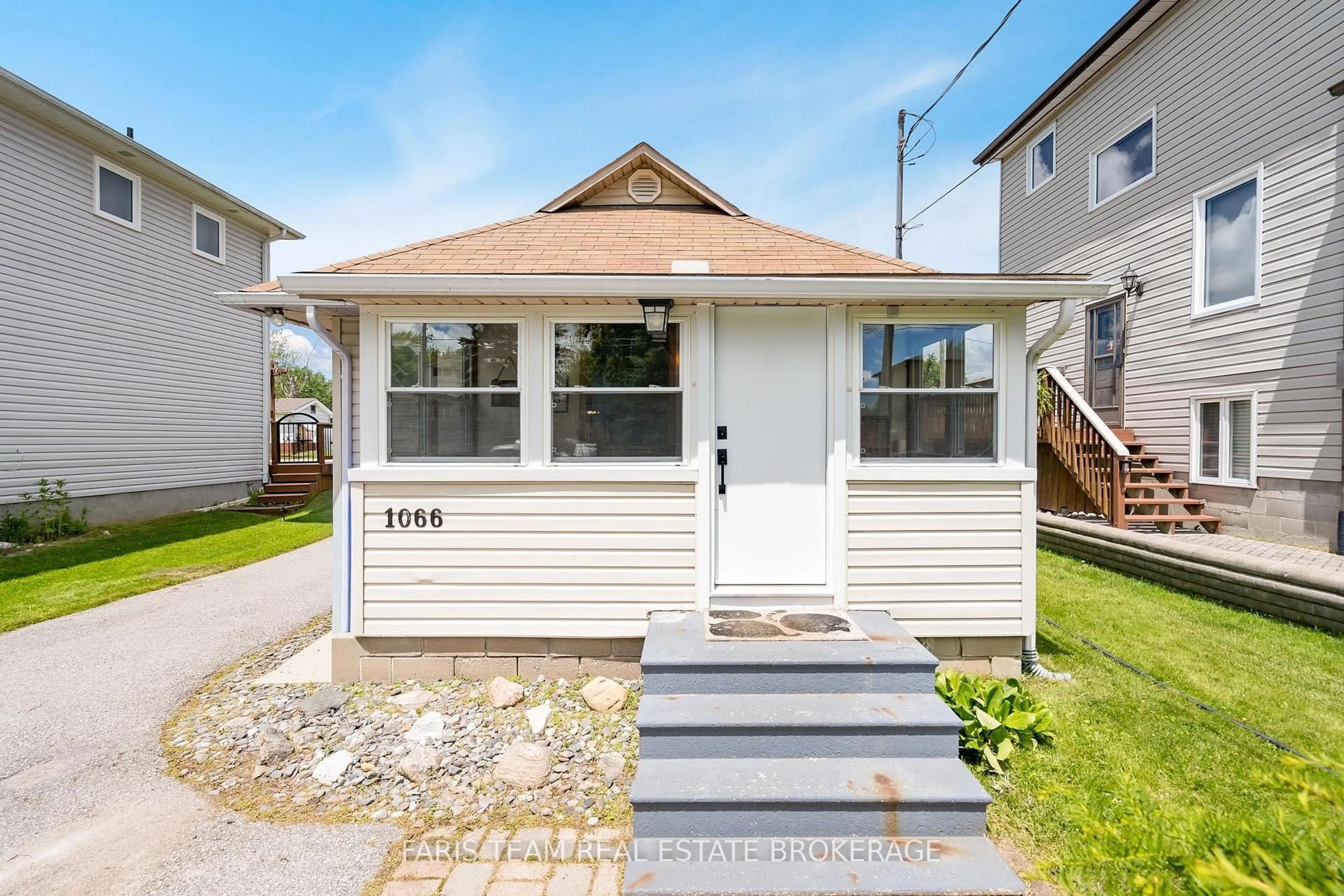 Home with vinyl exterior material, street for 1066 Wood St, Innisfil Ontario L0L 1K0