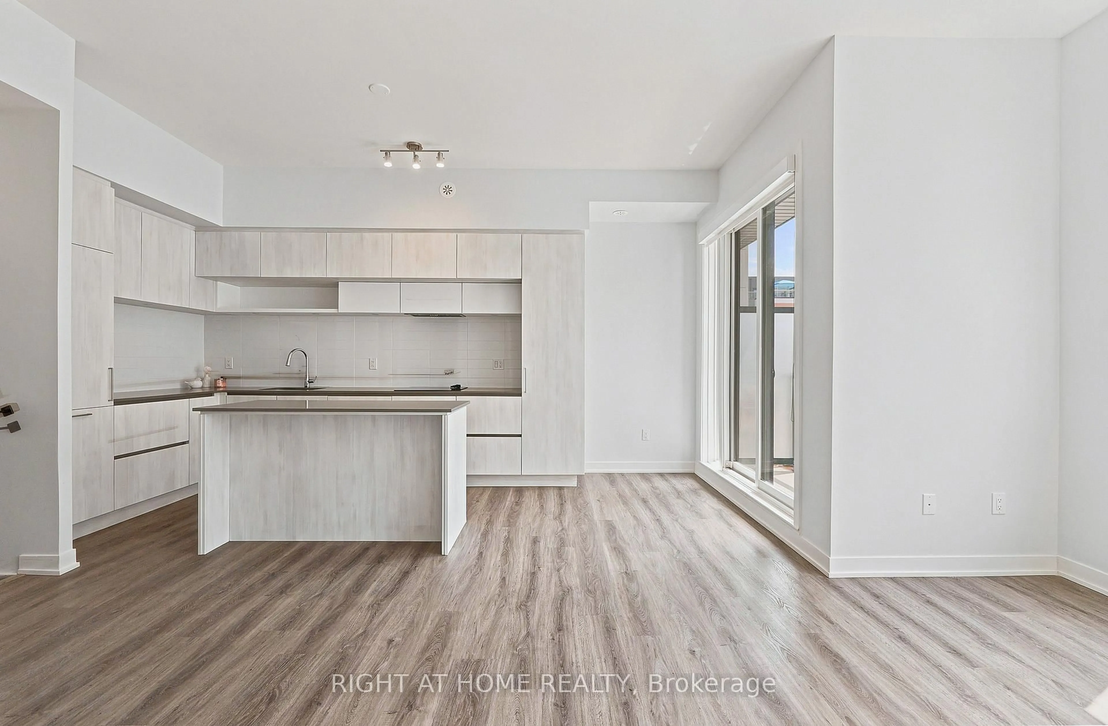 Open concept kitchen, wood/laminate floor for 2 Steckley House Lane #907, Richmond Hill Ontario L4S 0N4