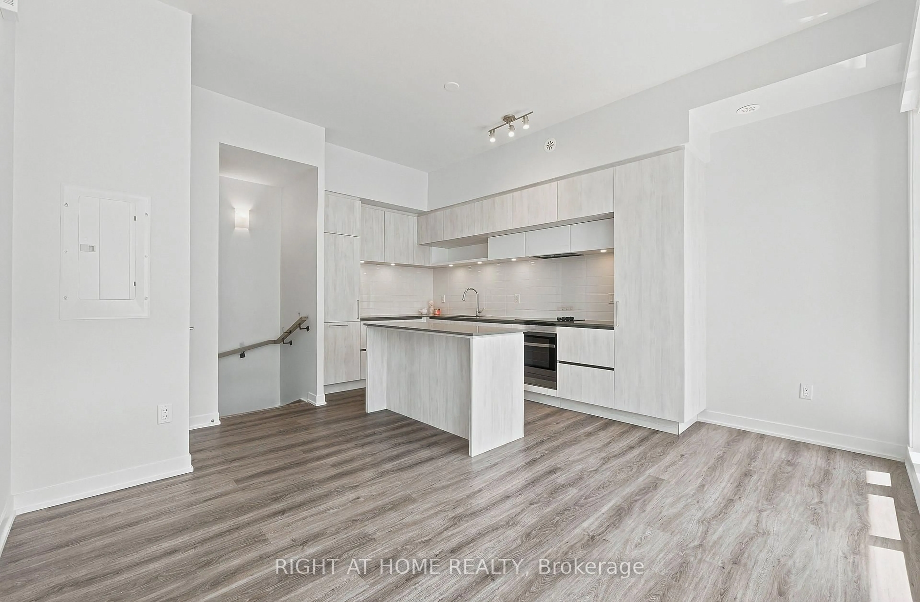 Unknown for 2 Steckley House Lane #907, Richmond Hill Ontario L4S 0N4