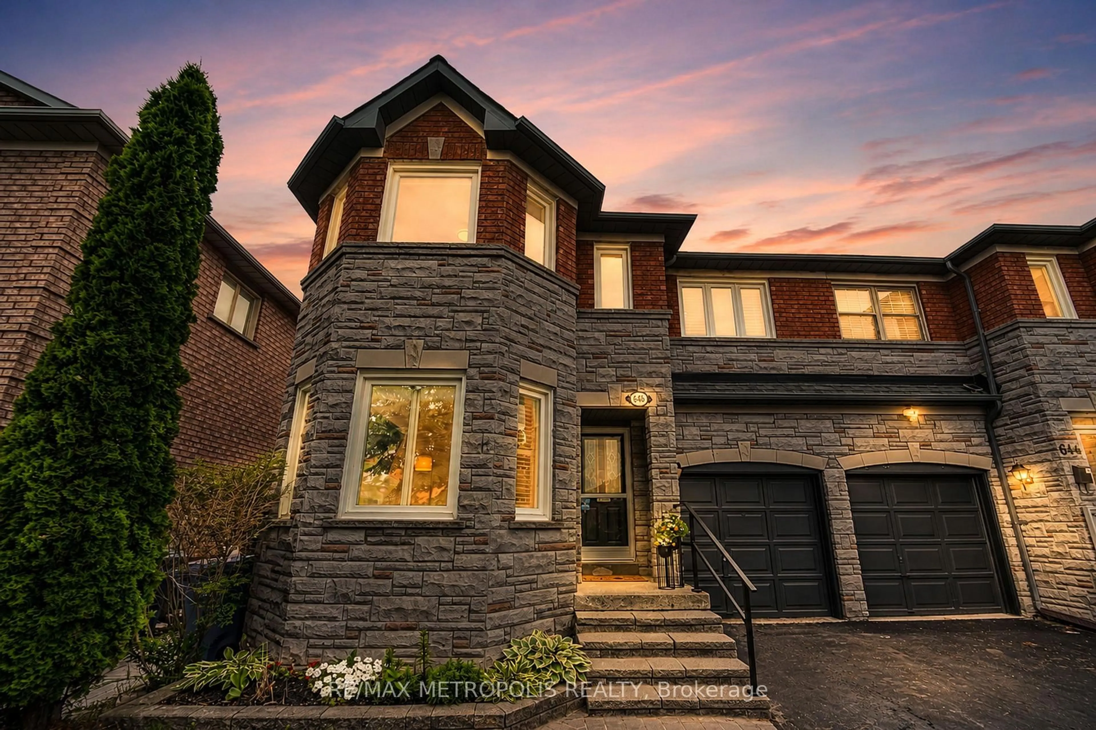 Home with brick exterior material, street for 646 Walpole Cres, Newmarket Ontario L3X 2B4