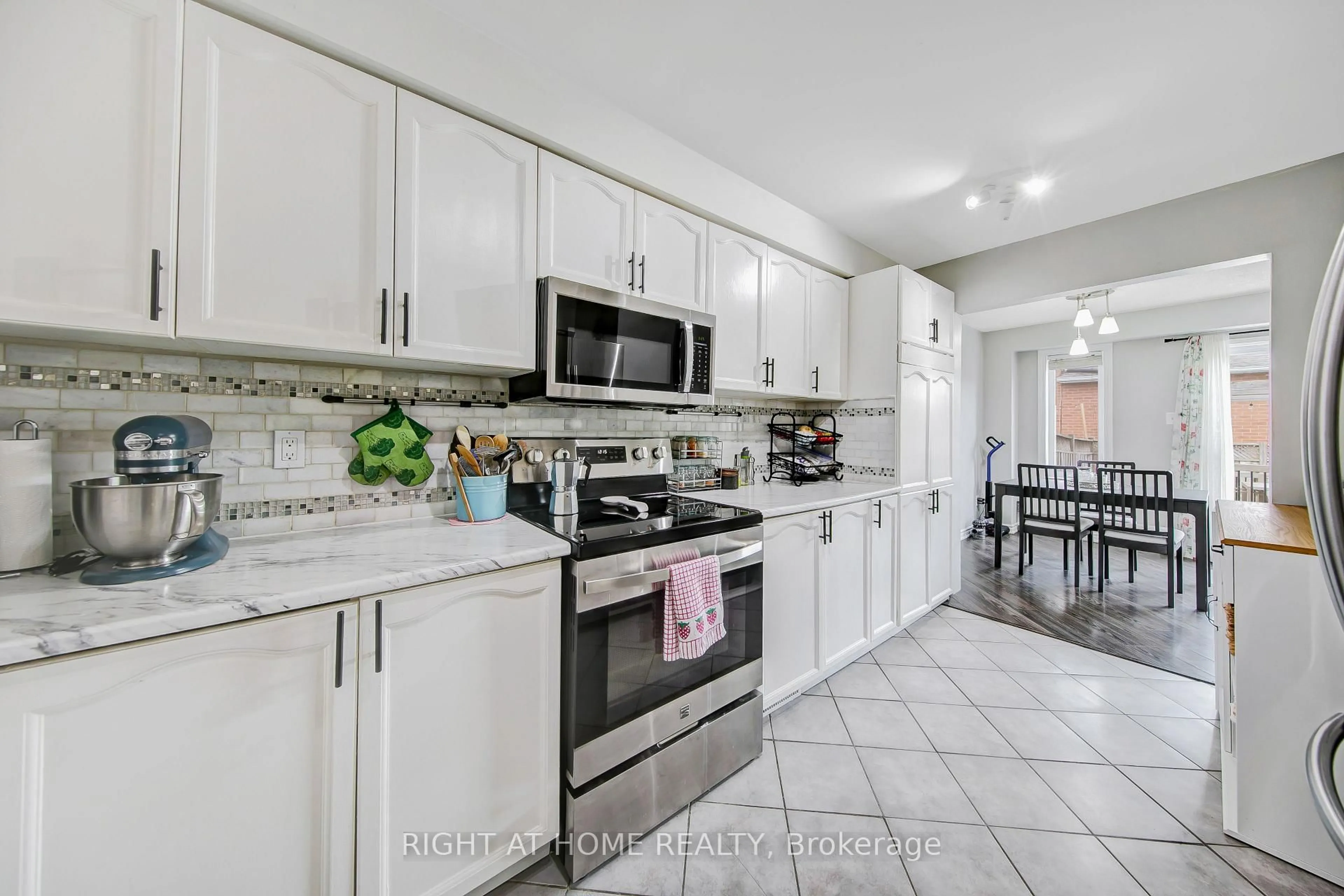 Open concept kitchen, ceramic/tile floor for 11 Potter Cres, New Tecumseth Ontario L0G 1W0
