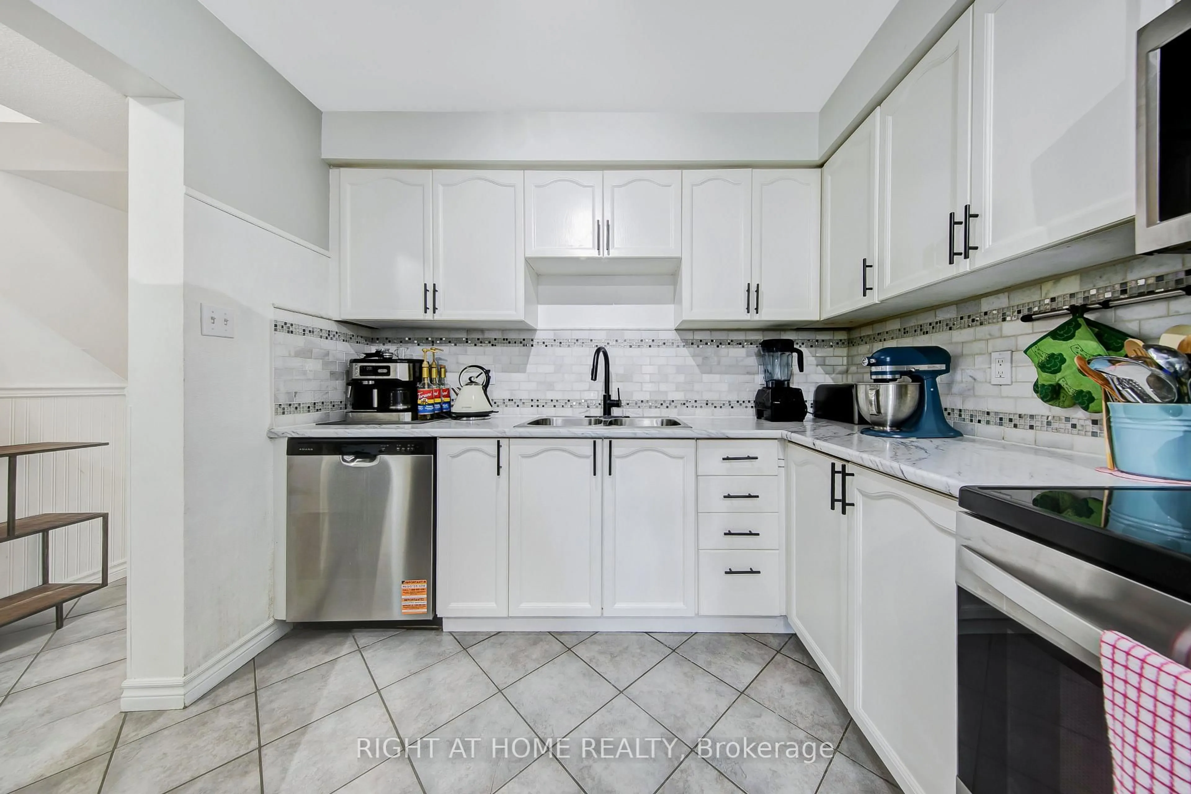 Standard kitchen, ceramic/tile floor for 11 Potter Cres, New Tecumseth Ontario L0G 1W0