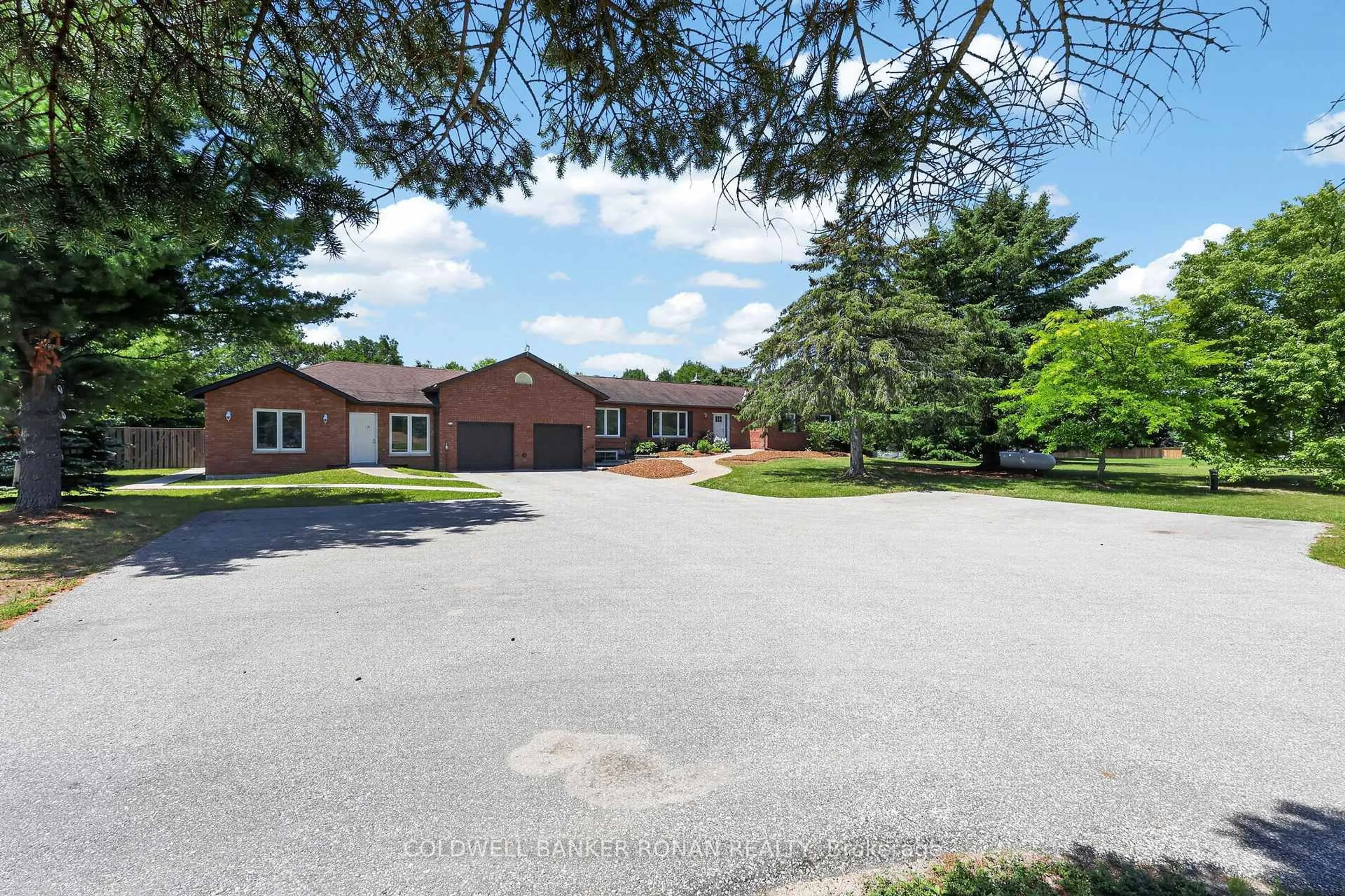 A pic from outside/outdoor area/front of a property/back of a property/a pic from drone, unknown for 14 Tioga Blvd, Adjala-Tosorontio Ontario L0M 1J0