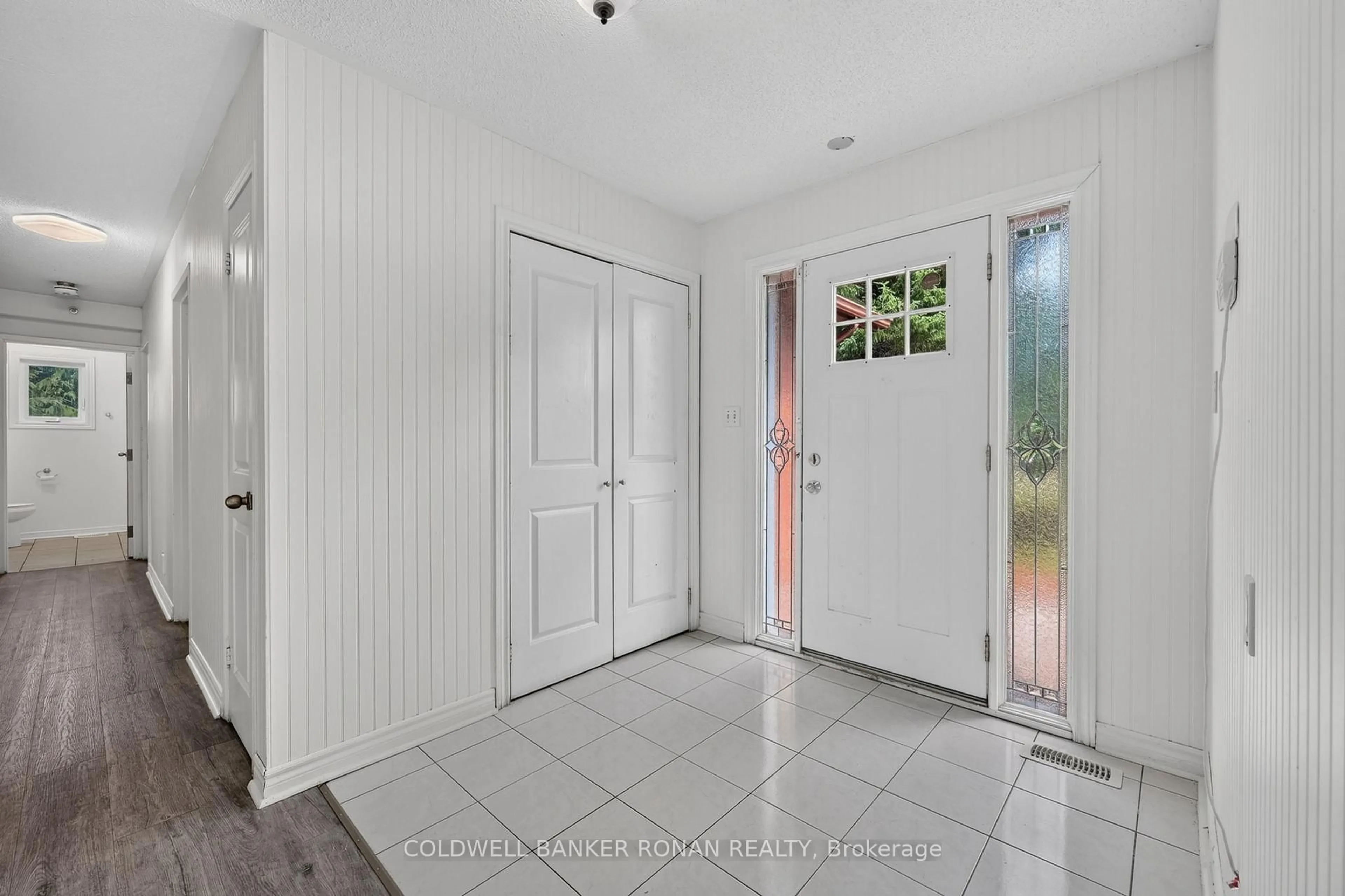 Indoor entryway for 14 Tioga Blvd, Adjala-Tosorontio Ontario L0M 1J0