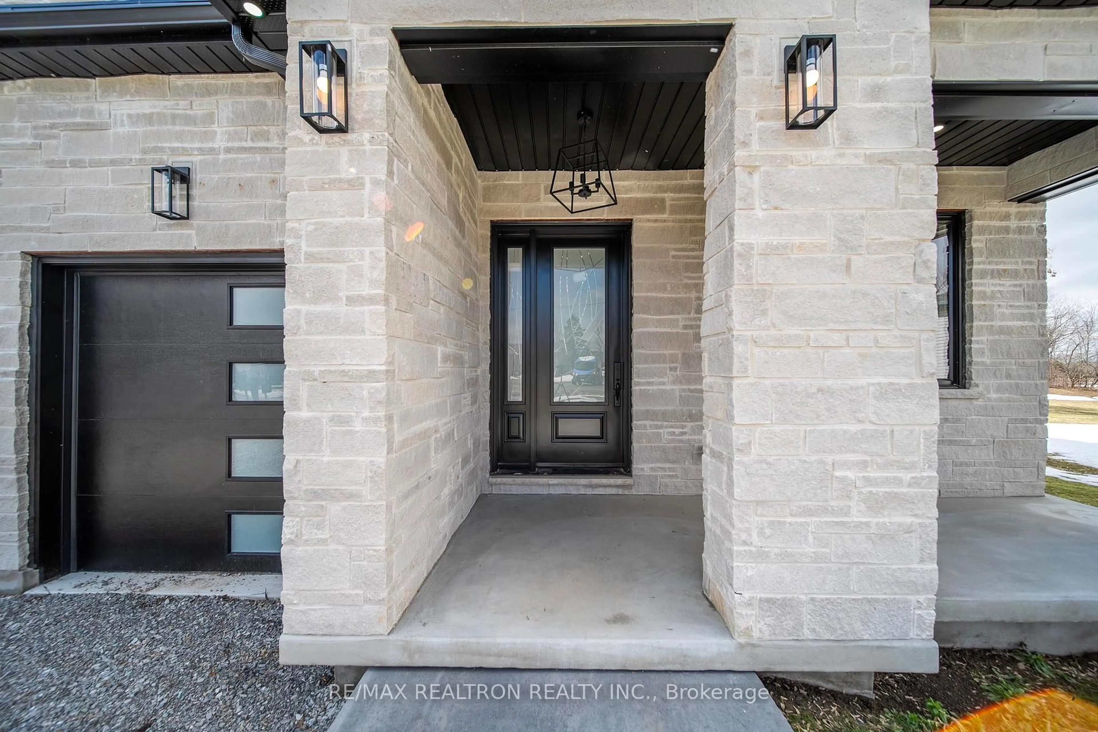 Indoor entryway for 8698 6 Line, Essa Ontario L0M 1T0