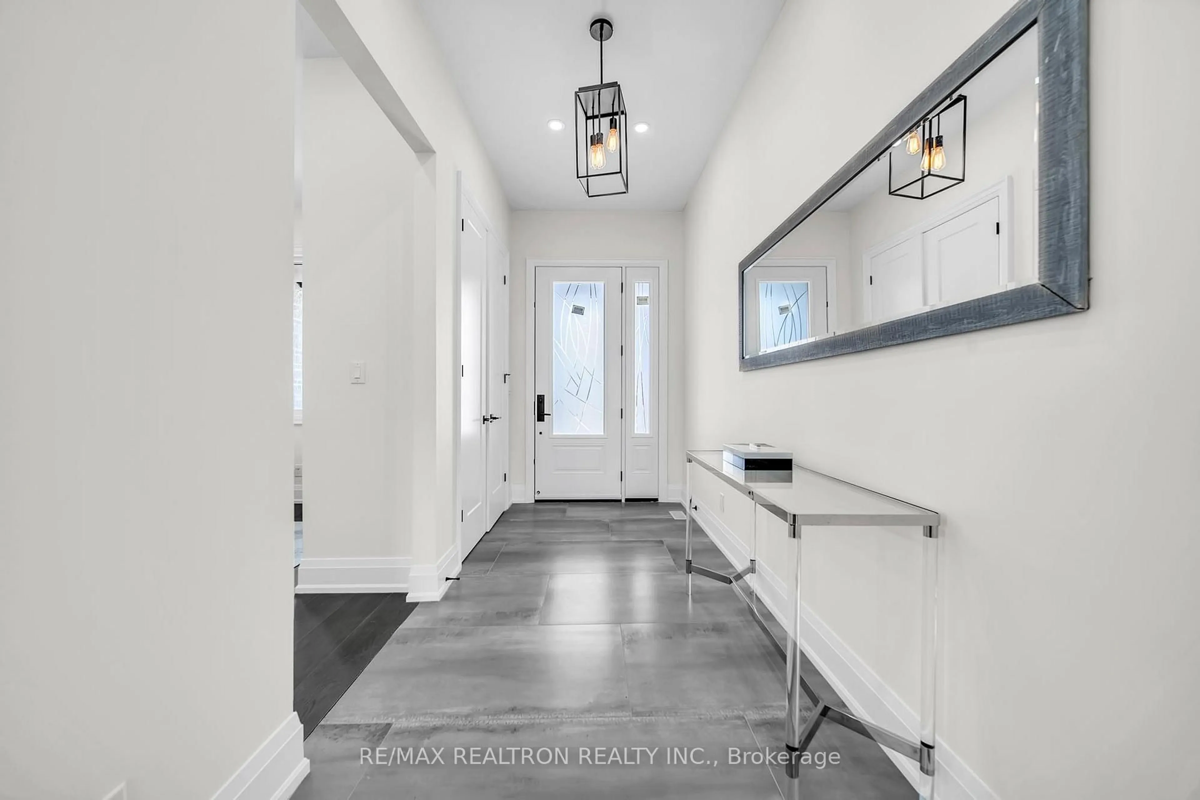 Indoor entryway for 8698 6 Line, Essa Ontario L0M 1T0