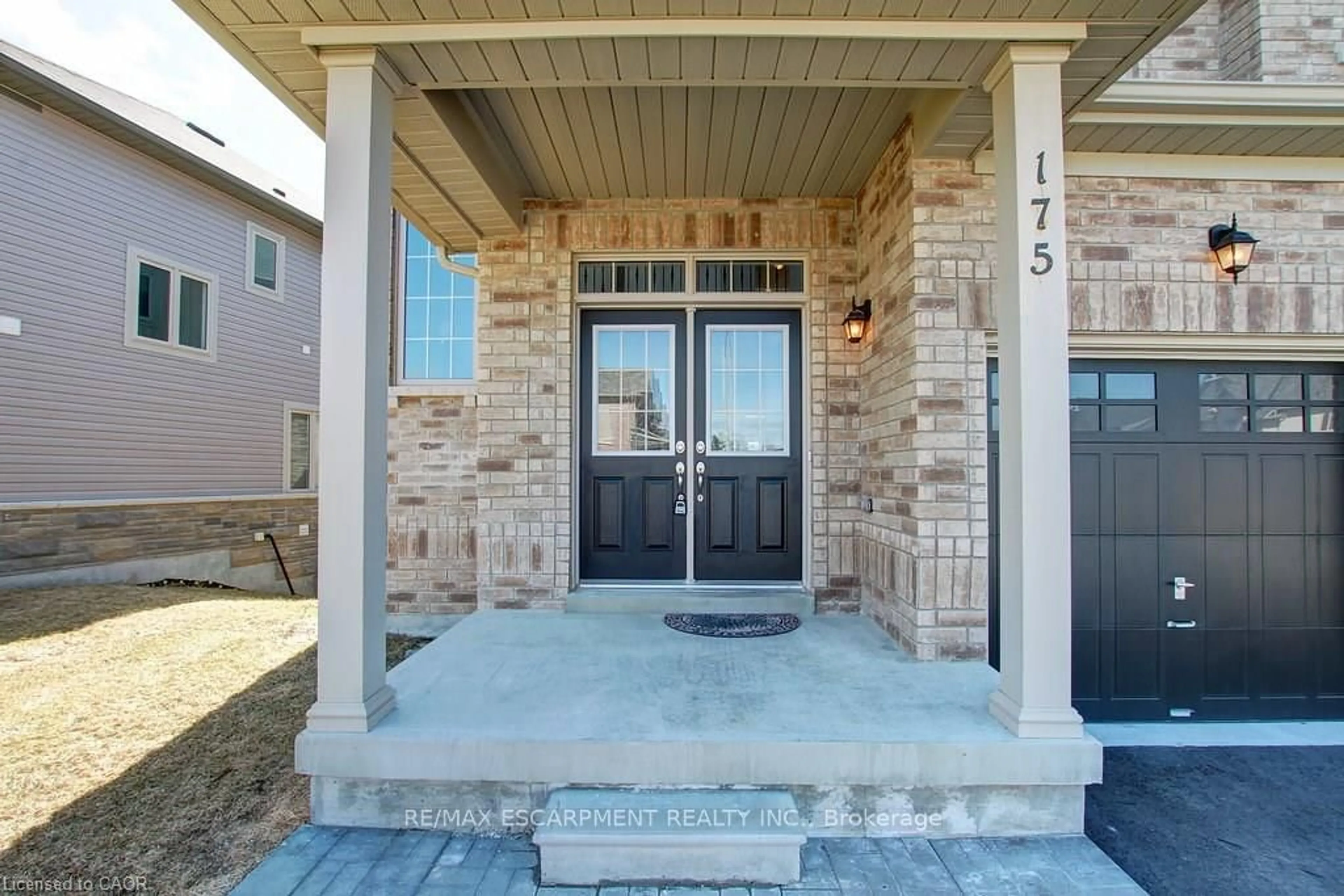 Indoor entryway for 175 GOLD PARK Gate, Essa Ontario L3W 0B4