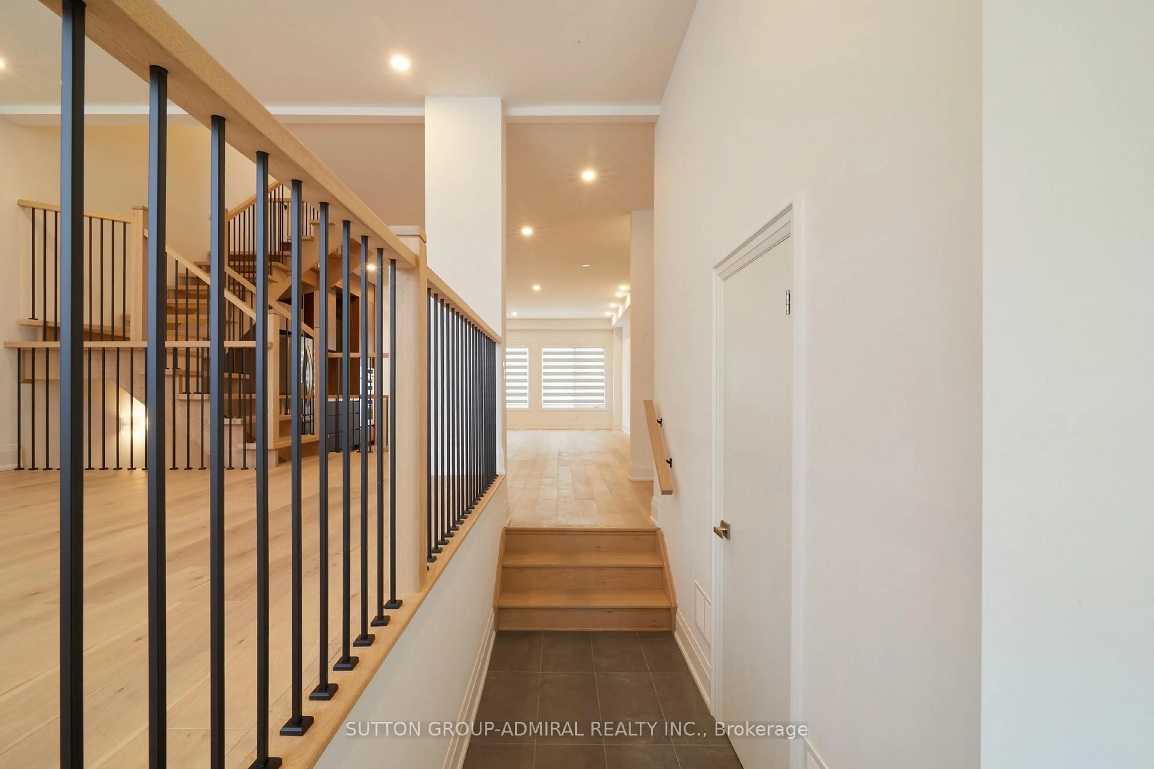 Indoor entryway for 18 Direzze Crt, Richmond Hill Ontario L4C 5T8