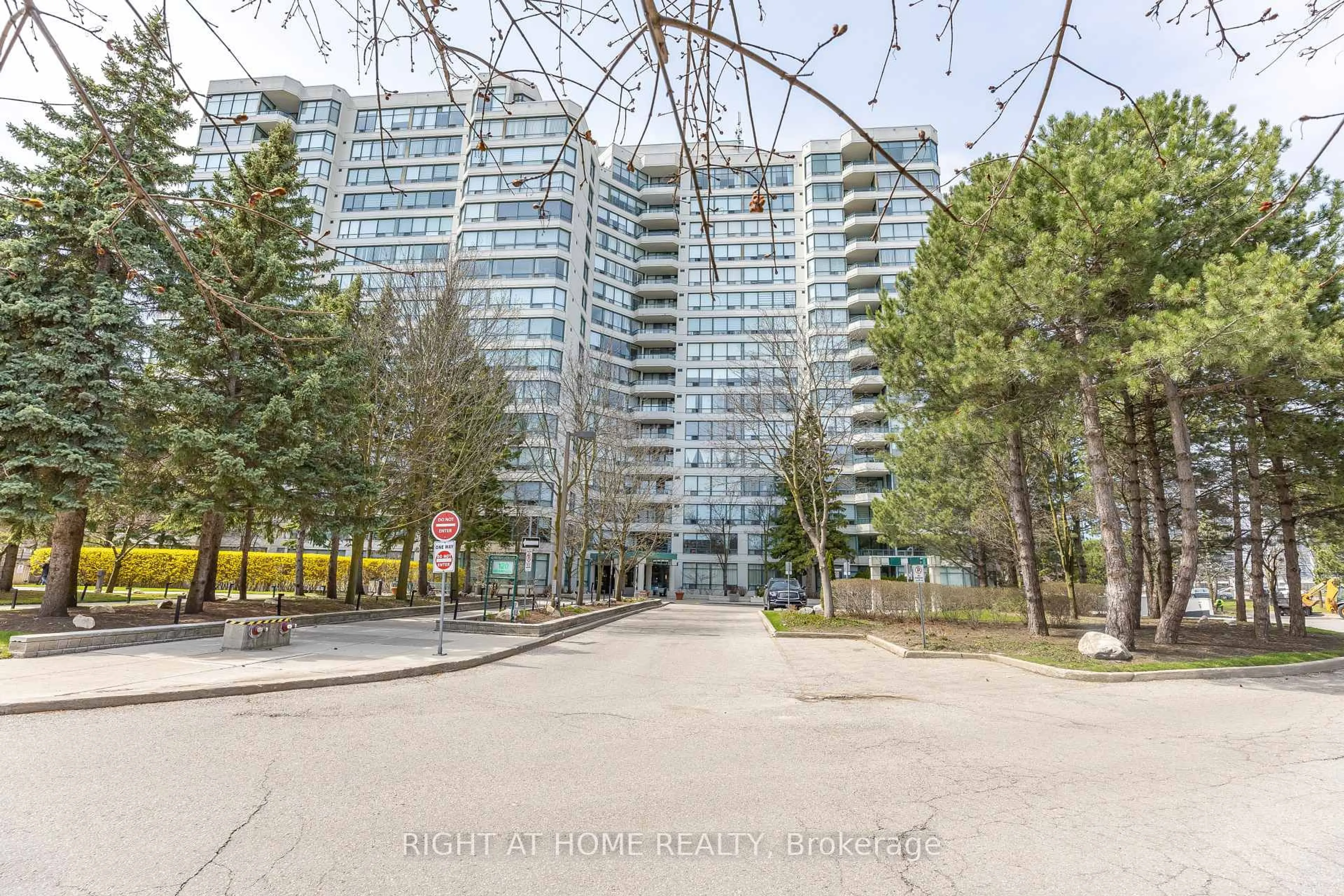 Patio, street for 120 Promenade Circ #1001, Vaughan Ontario L4J 7W9