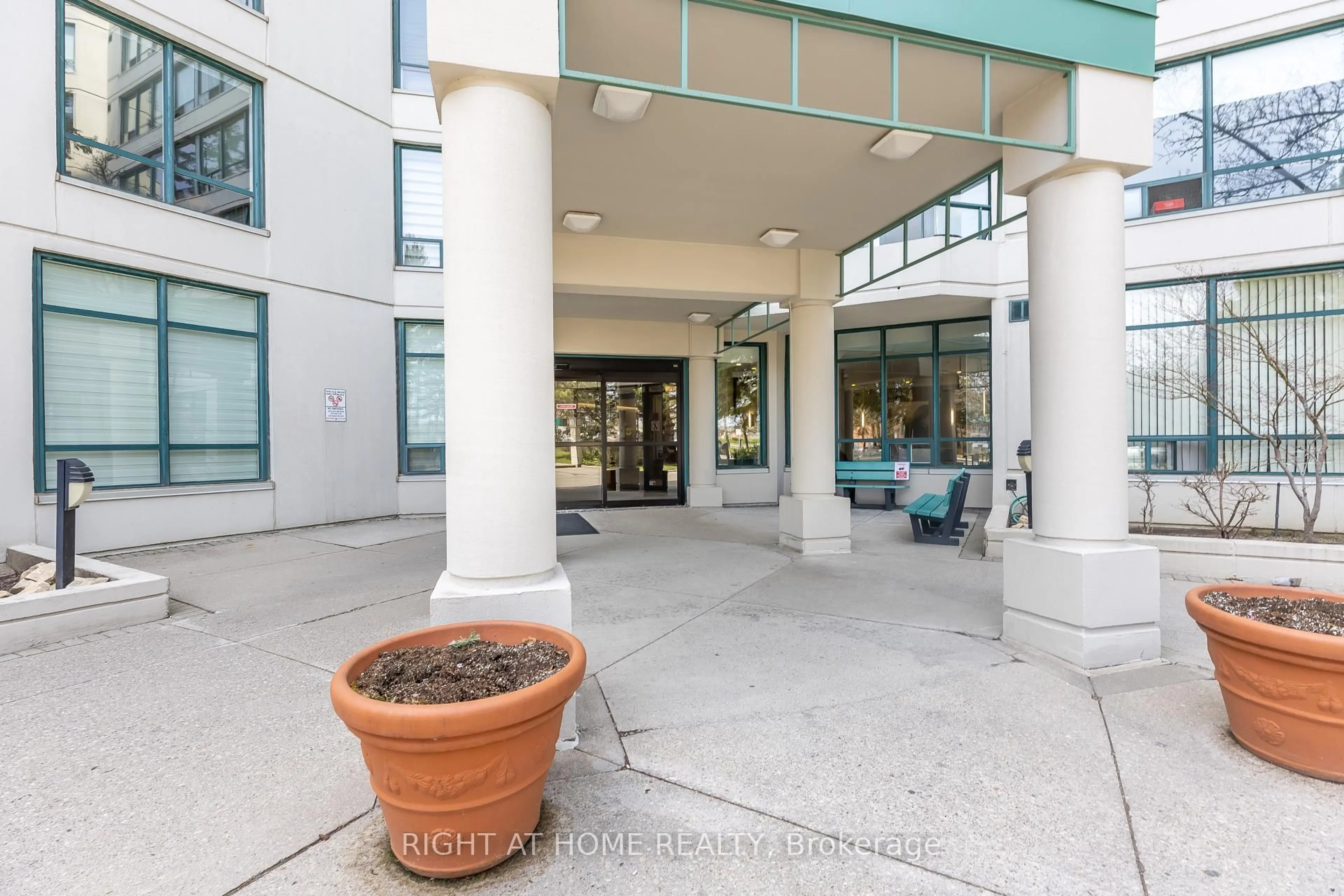 Indoor foyer for 120 Promenade Circ #1001, Vaughan Ontario L4J 7W9