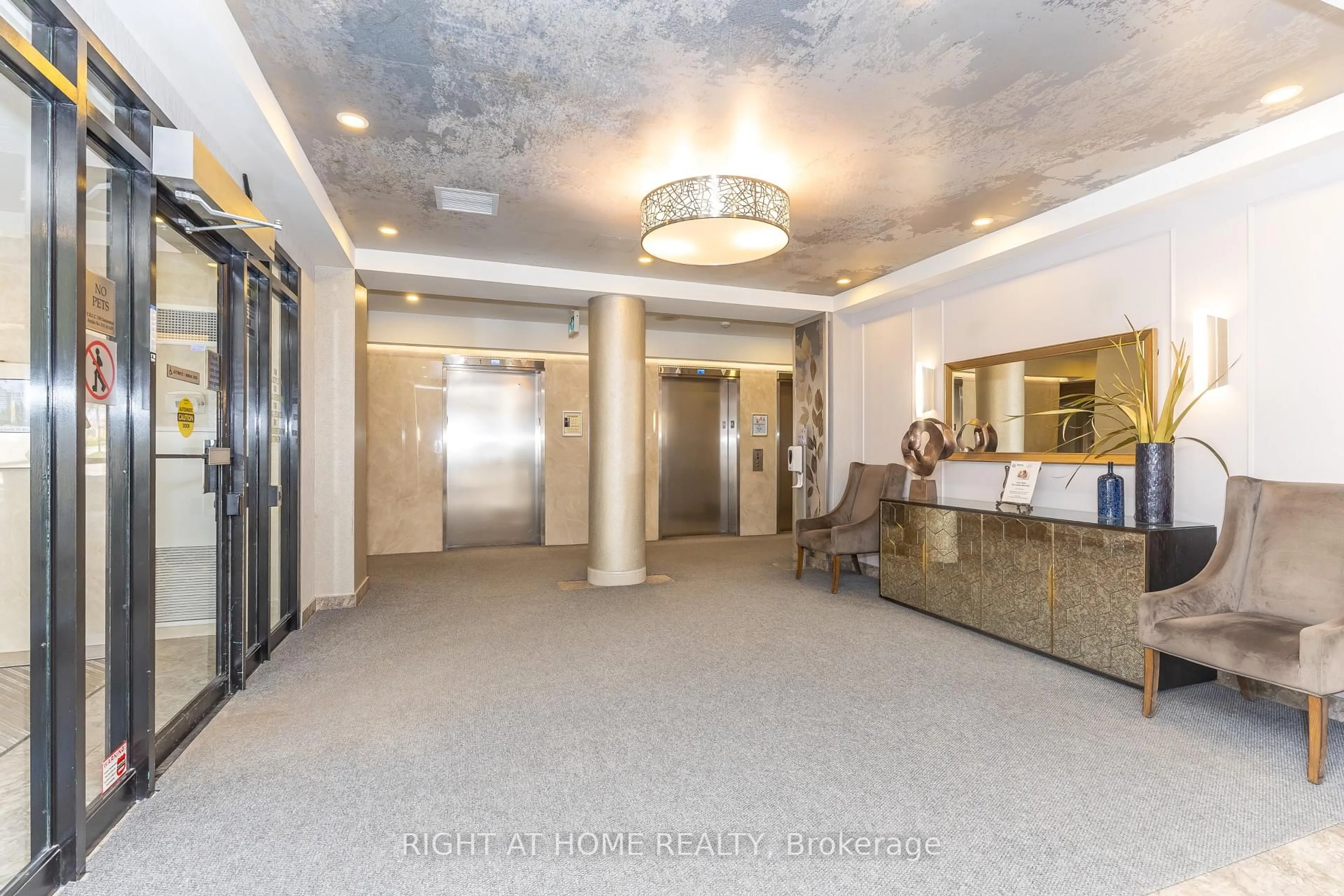 Indoor foyer for 120 Promenade Circ #1001, Vaughan Ontario L4J 7W9