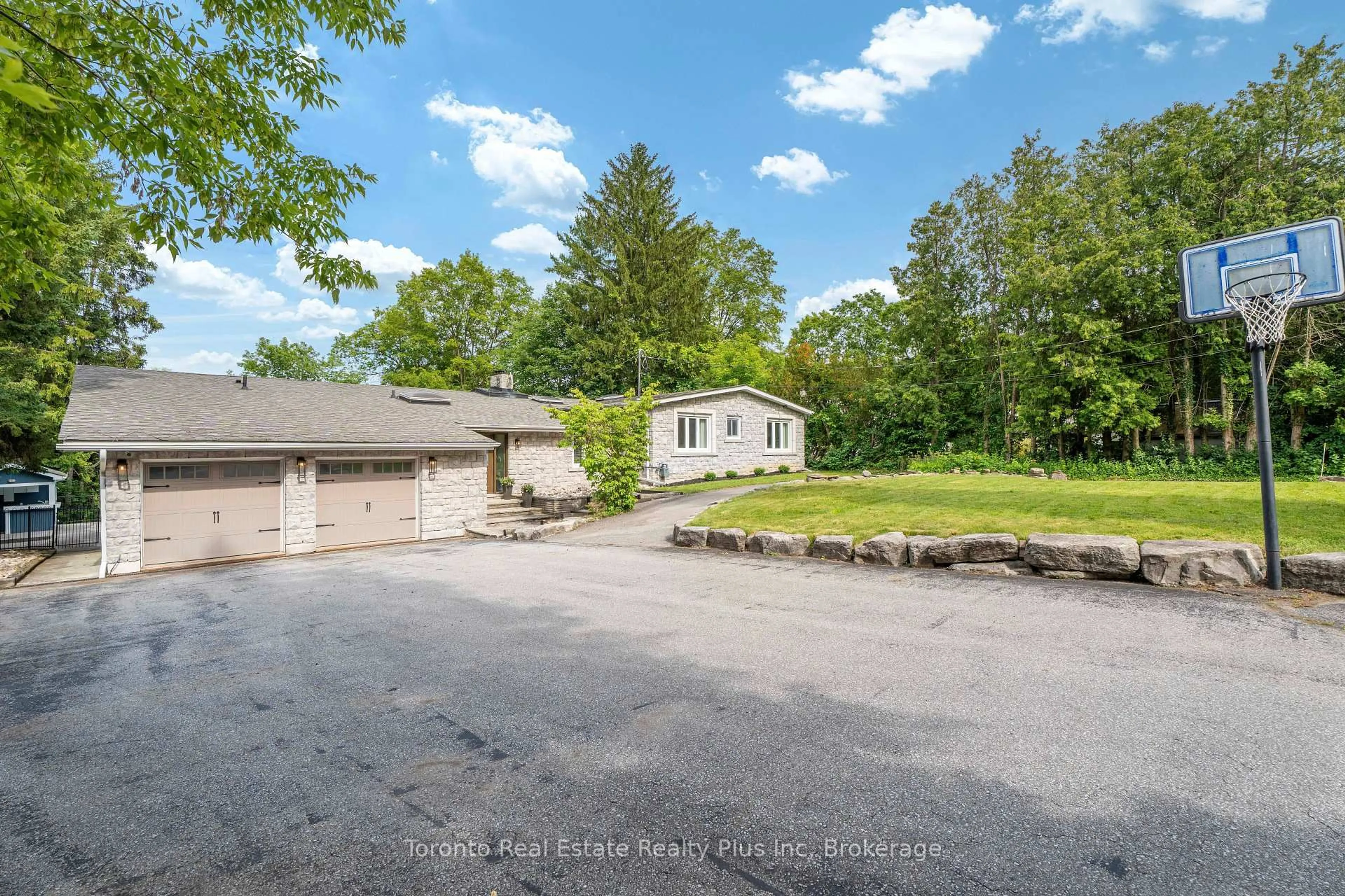 A pic from outside/outdoor area/front of a property/back of a property/a pic from drone, water/lake/river/ocean view for 39 Dove Lane, Markham Ontario L3T 1W1