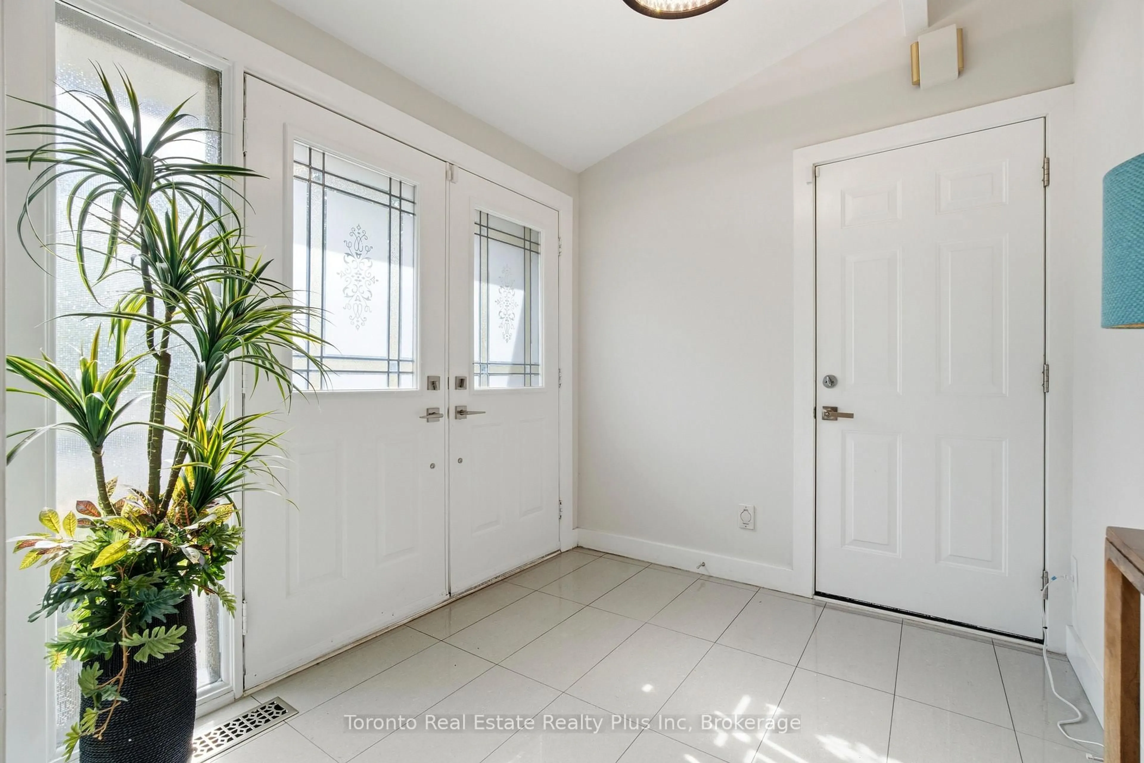 Indoor entryway for 39 Dove Lane, Markham Ontario L3T 1W1