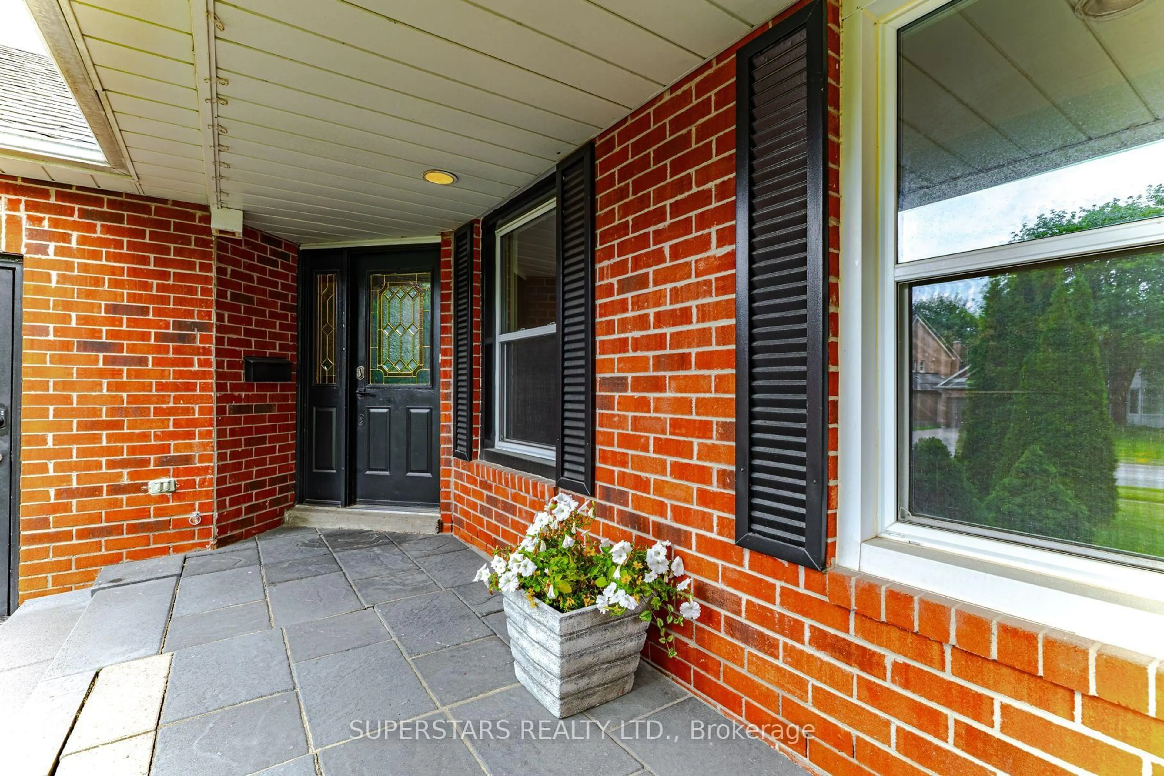 Home with brick exterior material, street for 99 Peevers Cres, Newmarket Ontario L3Y 7T2