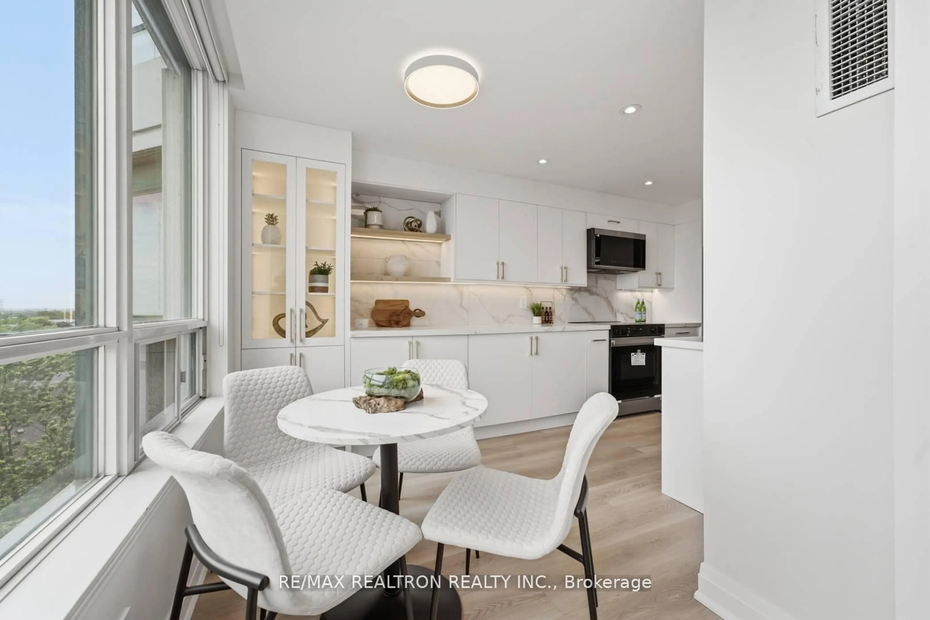 Open concept kitchen, ceramic/tile floor for 110 Promenade Circ #805, Vaughan Ontario L4J 7W8