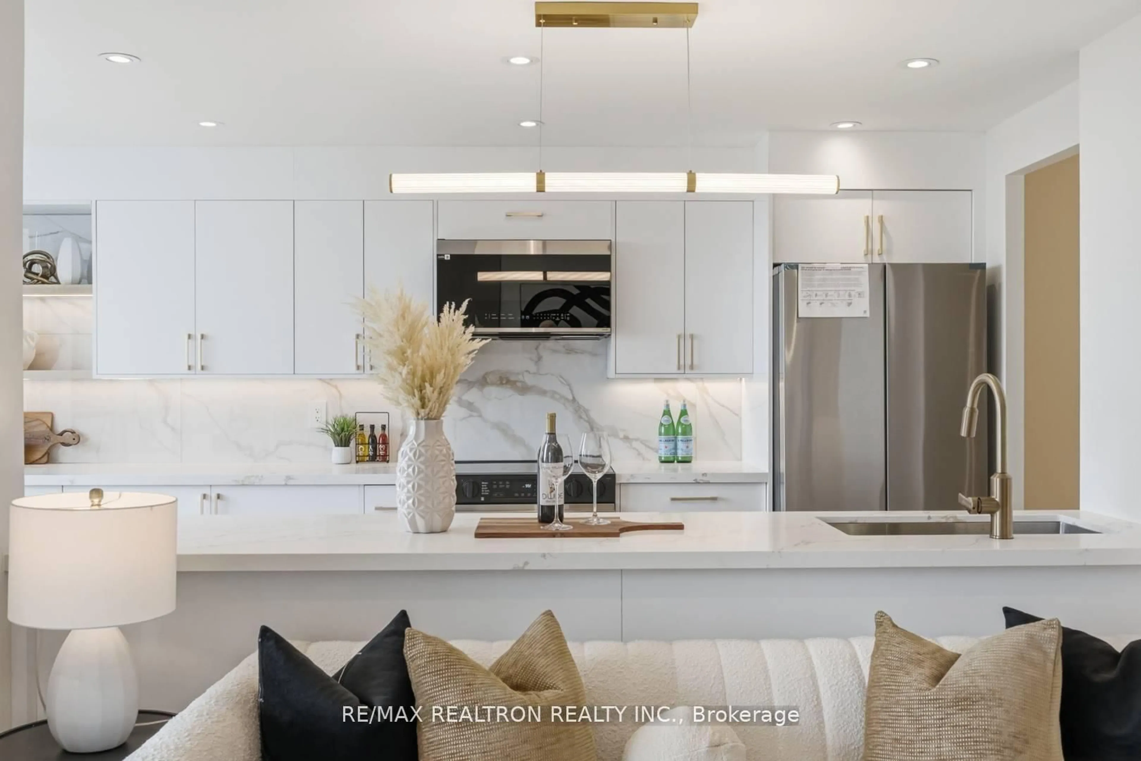 Open concept kitchen, ceramic/tile floor for 110 Promenade Circ #805, Vaughan Ontario L4J 7W8