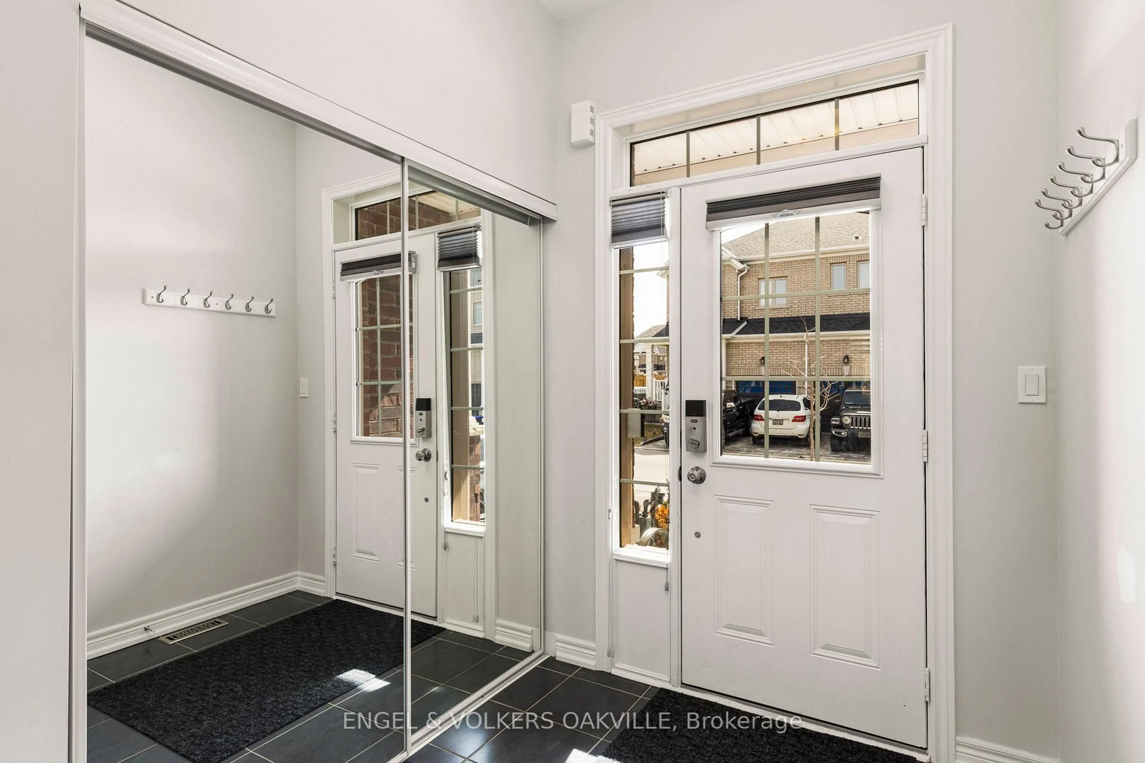 Indoor entryway for 44 Clifford Cres, New Tecumseth Ontario L0G 1W0