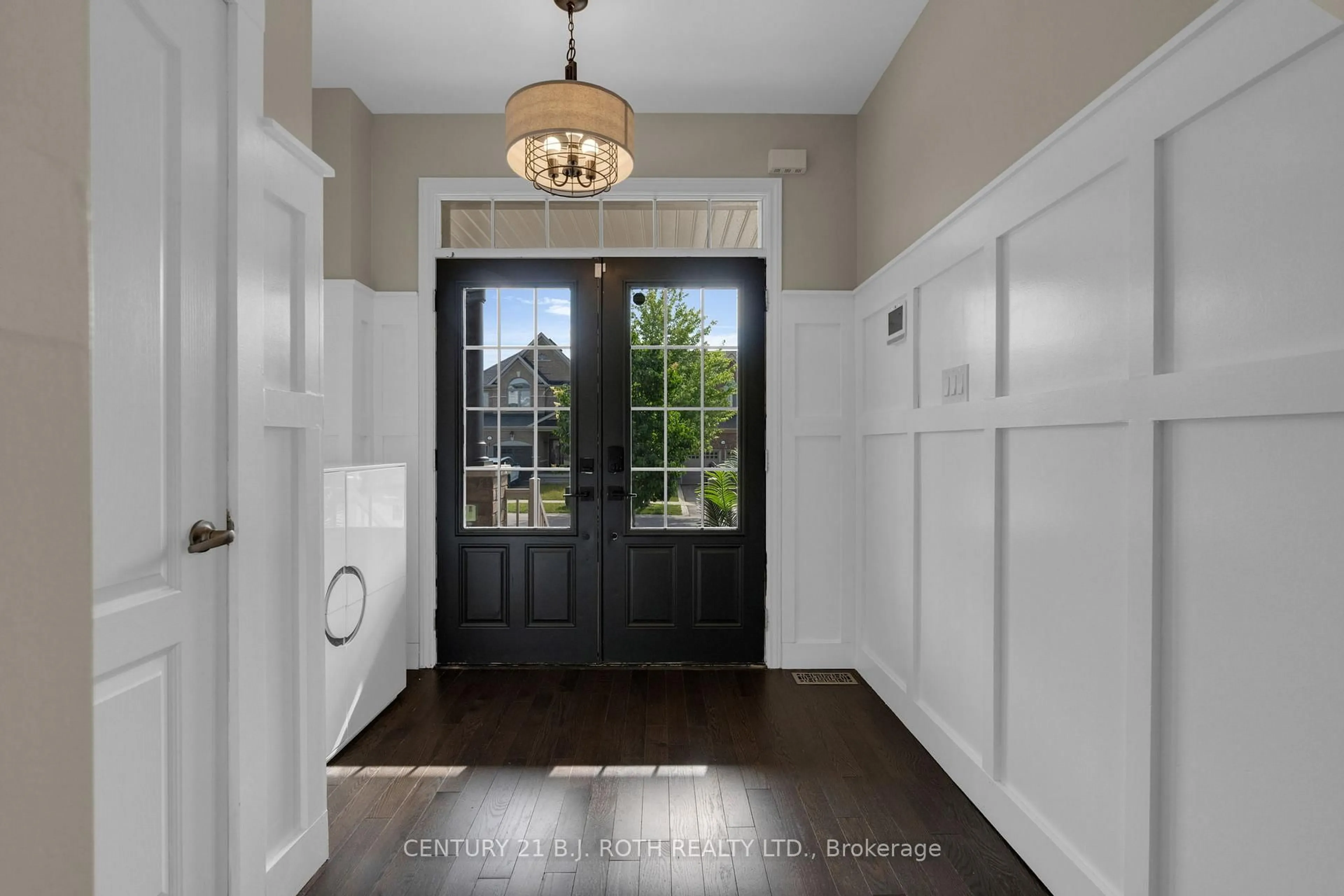 Indoor entryway for 2048 Allison St, Innisfil Ontario L9S 0K8
