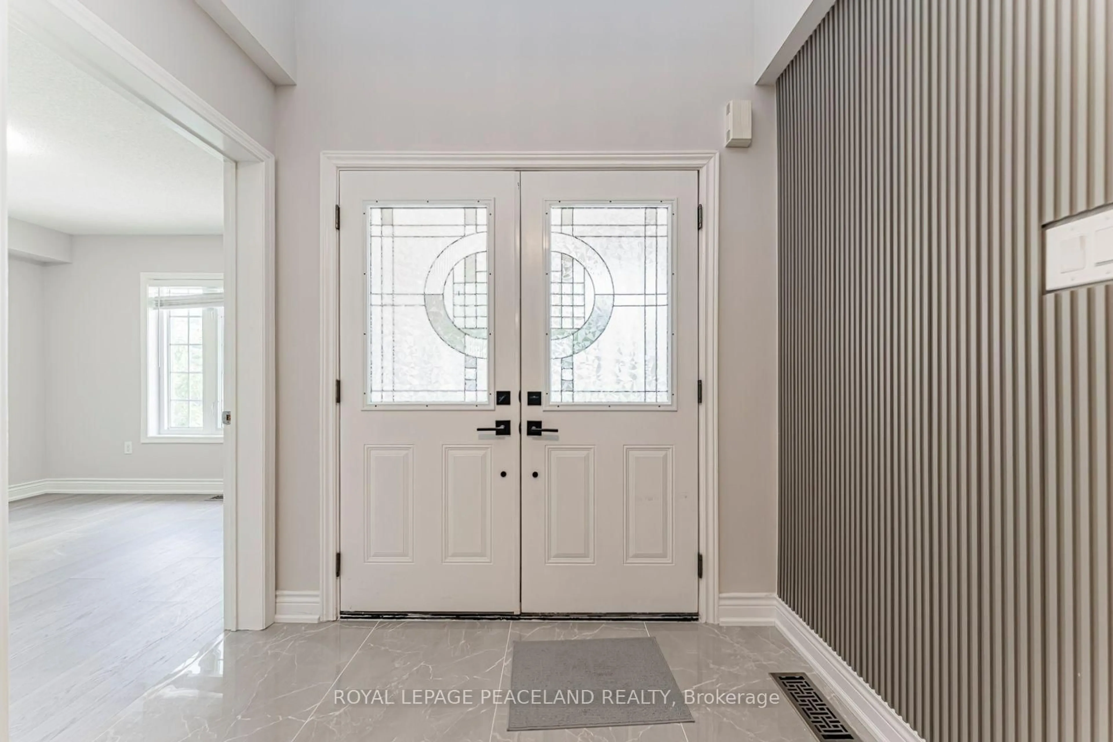 Indoor entryway for 152 Flagstone Way, Newmarket Ontario L3X 2Z7