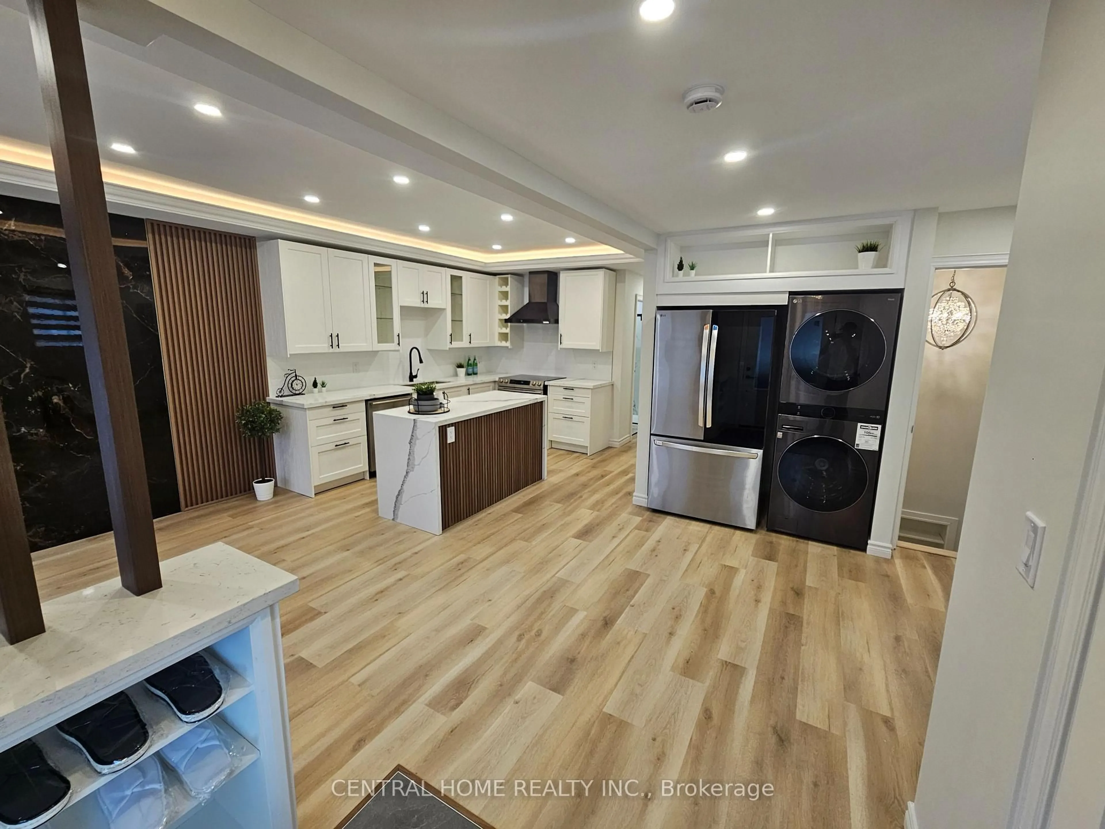 Open concept kitchen, unknown for 137 Willow Lane, Newmarket Ontario L3Y 4J1