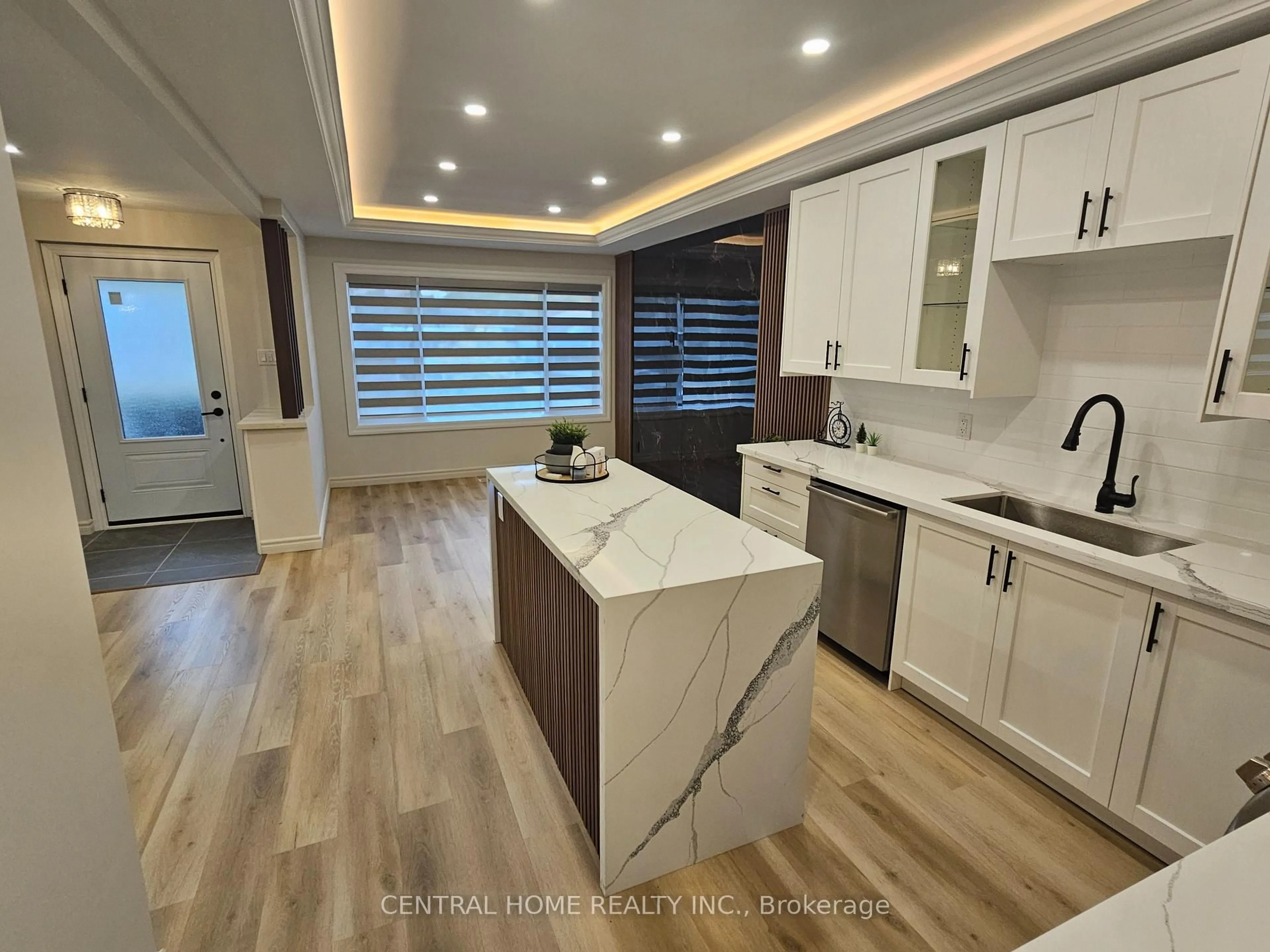 Open concept kitchen, ceramic/tile floor for 137 Willow Lane, Newmarket Ontario L3Y 4J1