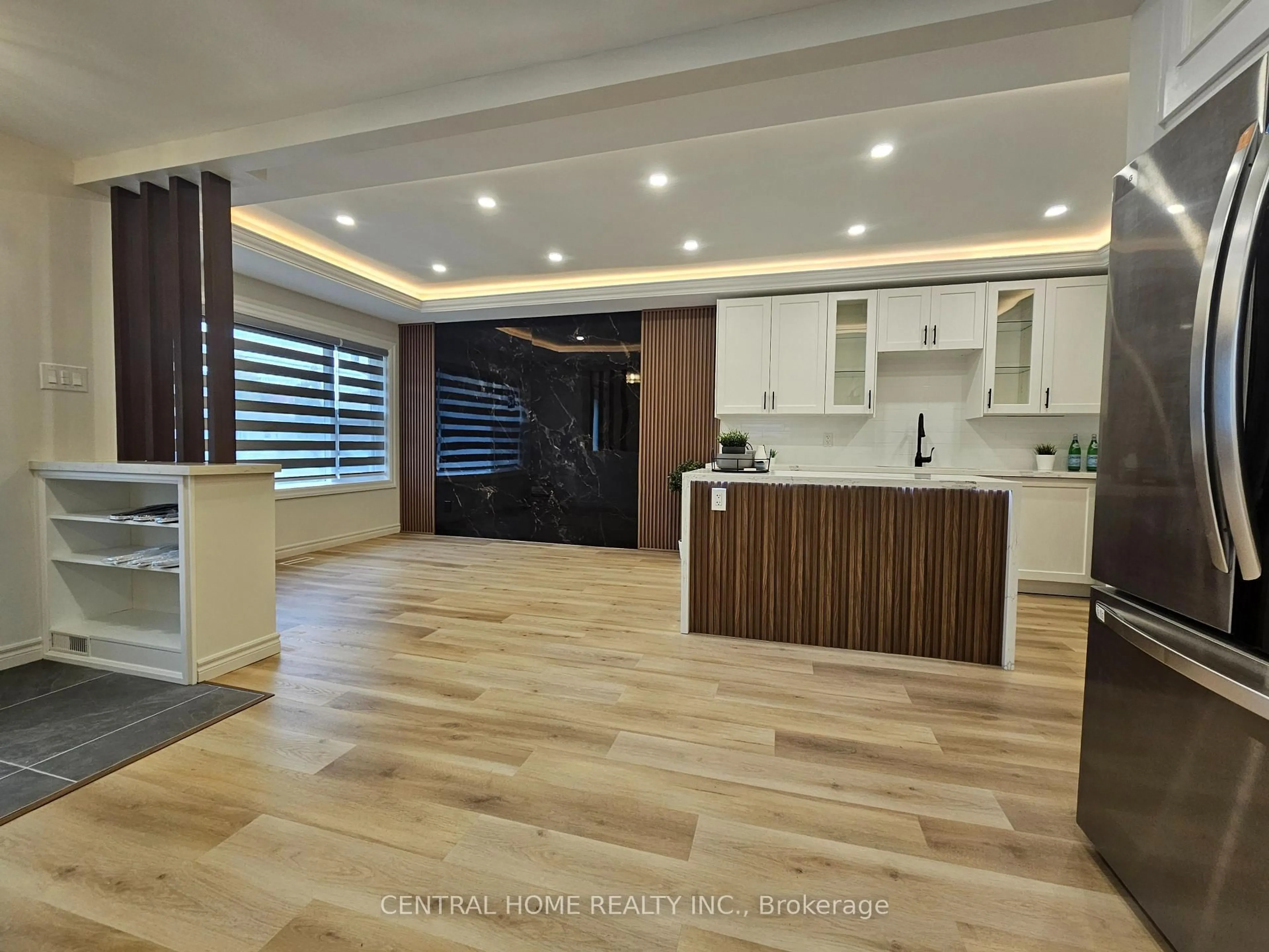 Open concept kitchen, wood/laminate floor for 137 Willow Lane, Newmarket Ontario L3Y 4J1