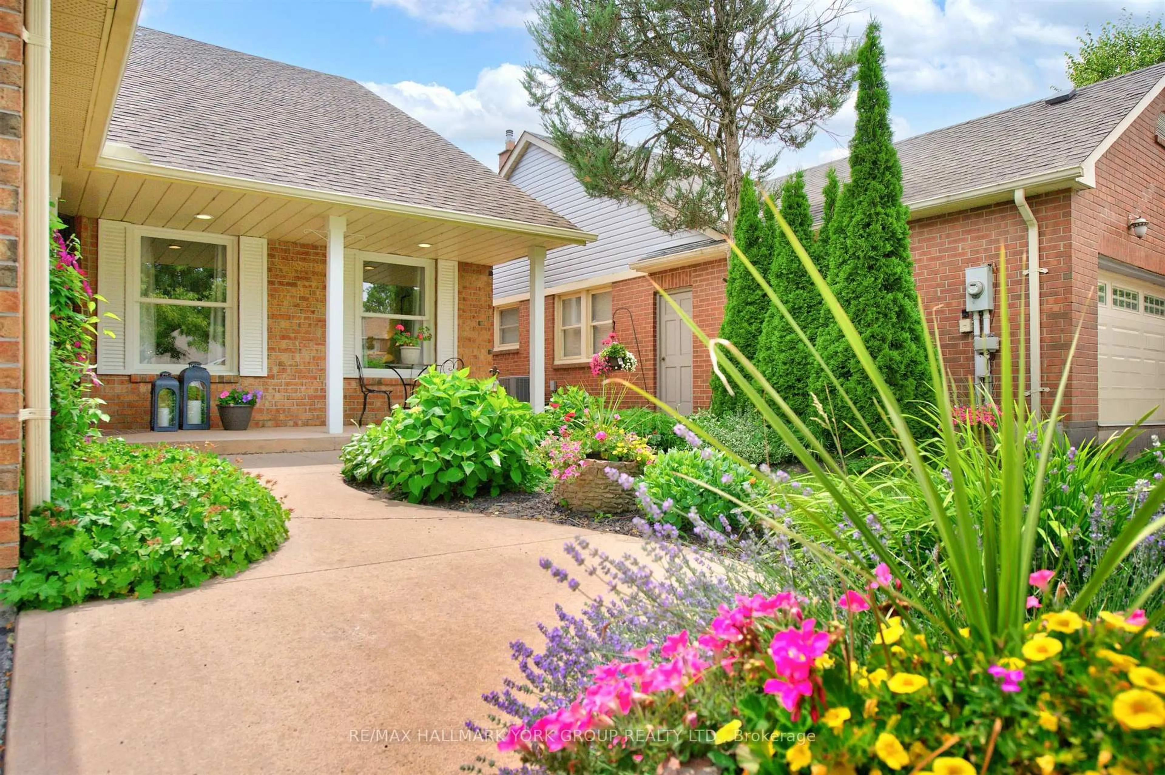 Home with brick exterior material, street for 263 John Bowser Cres, Newmarket Ontario L3Y 7N7