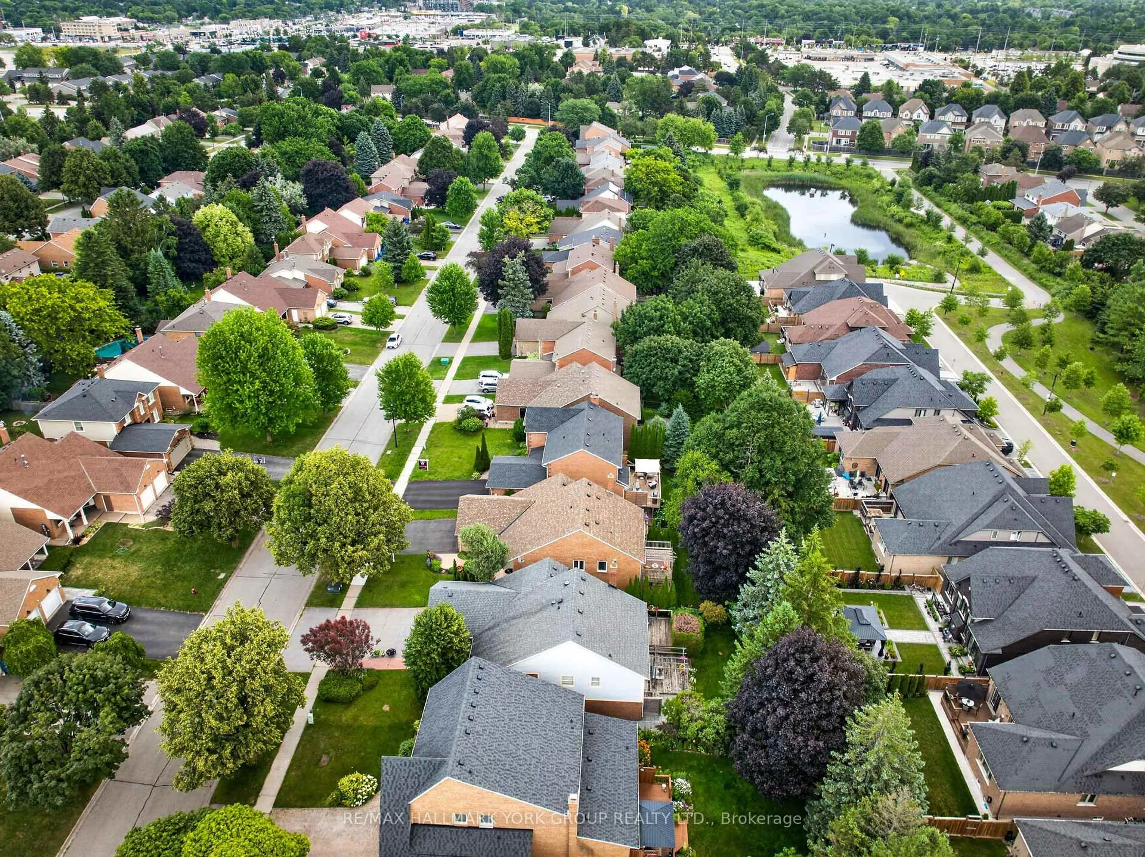 A pic from outside/outdoor area/front of a property/back of a property/a pic from drone, street for 263 John Bowser Cres, Newmarket Ontario L3Y 7N7