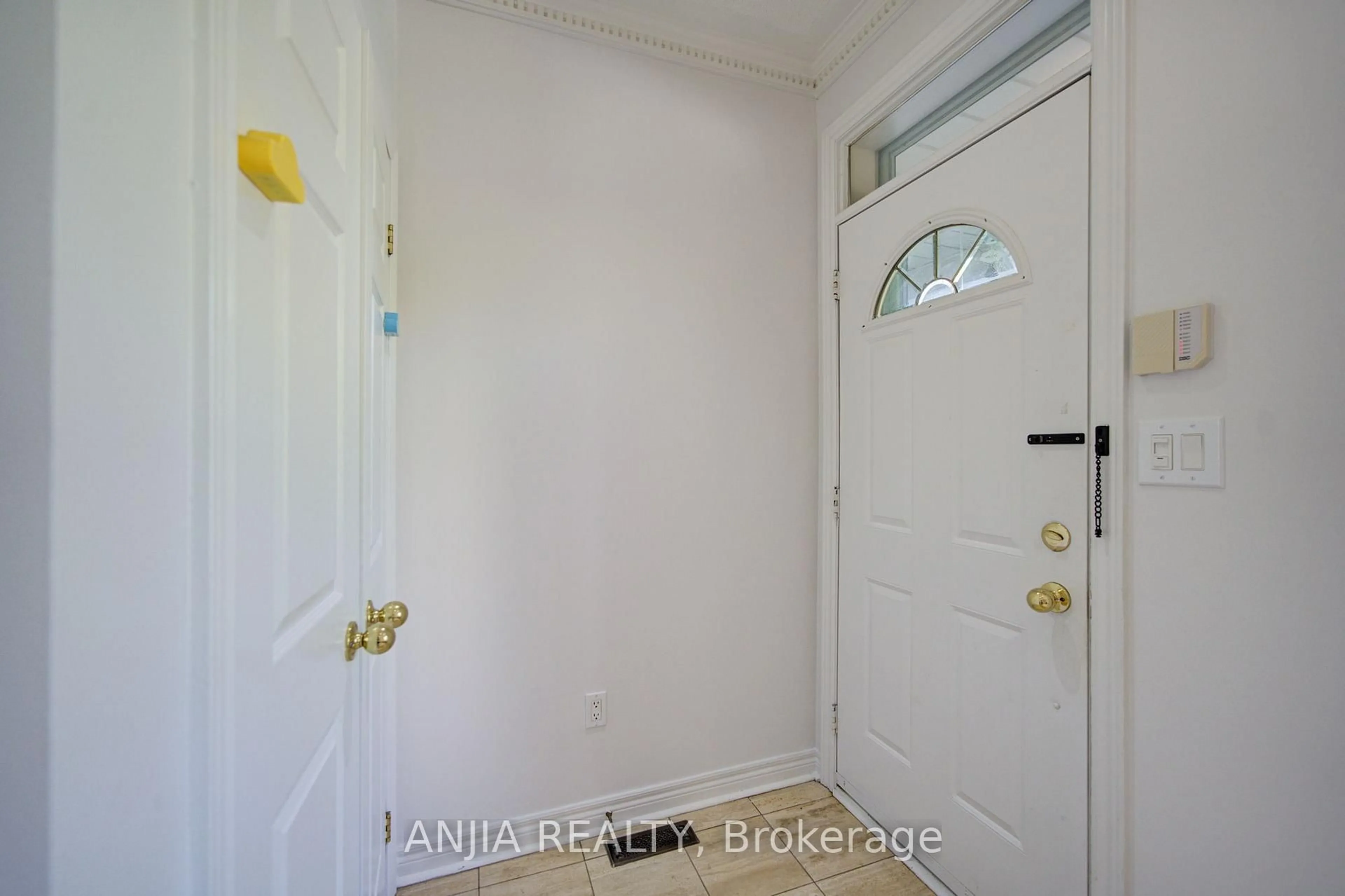 Indoor entryway for 44 Pond Dr, Markham Ontario L3T 7V3