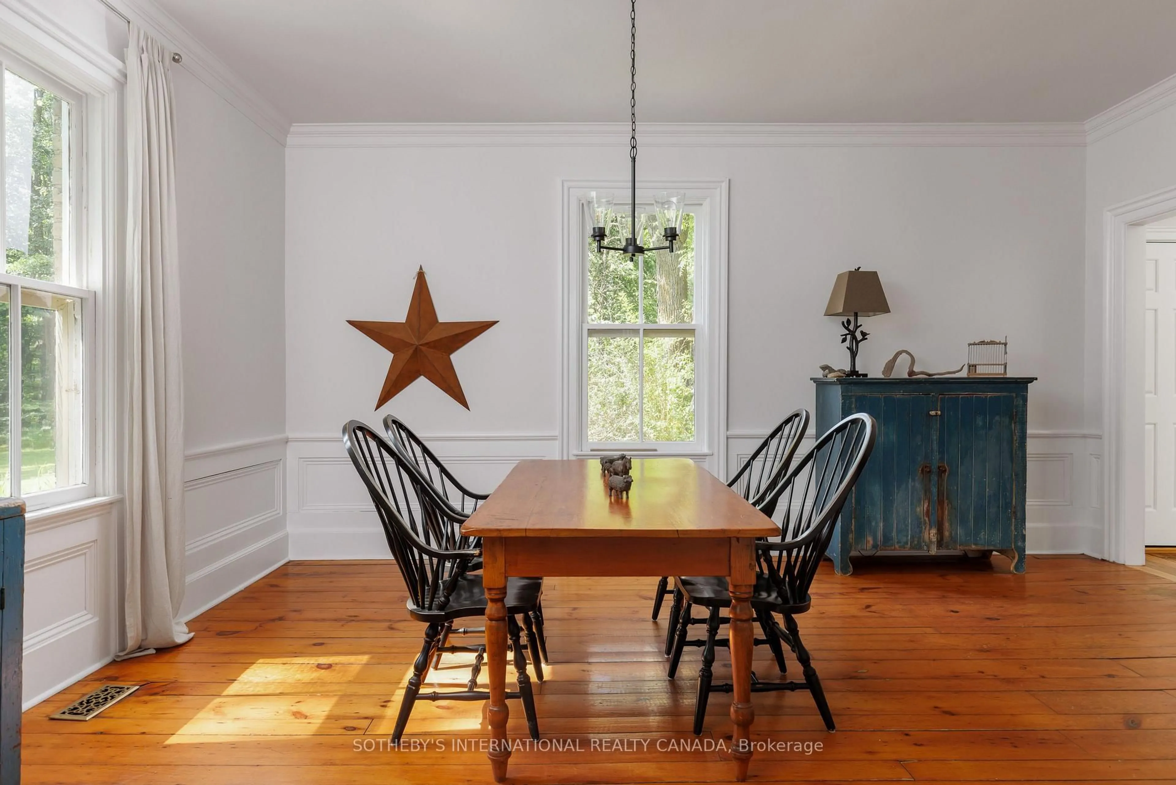 Dining room, wood/laminate floor for 3250 Vivian Rd, Whitchurch-Stouffville Ontario L3Y 4W1