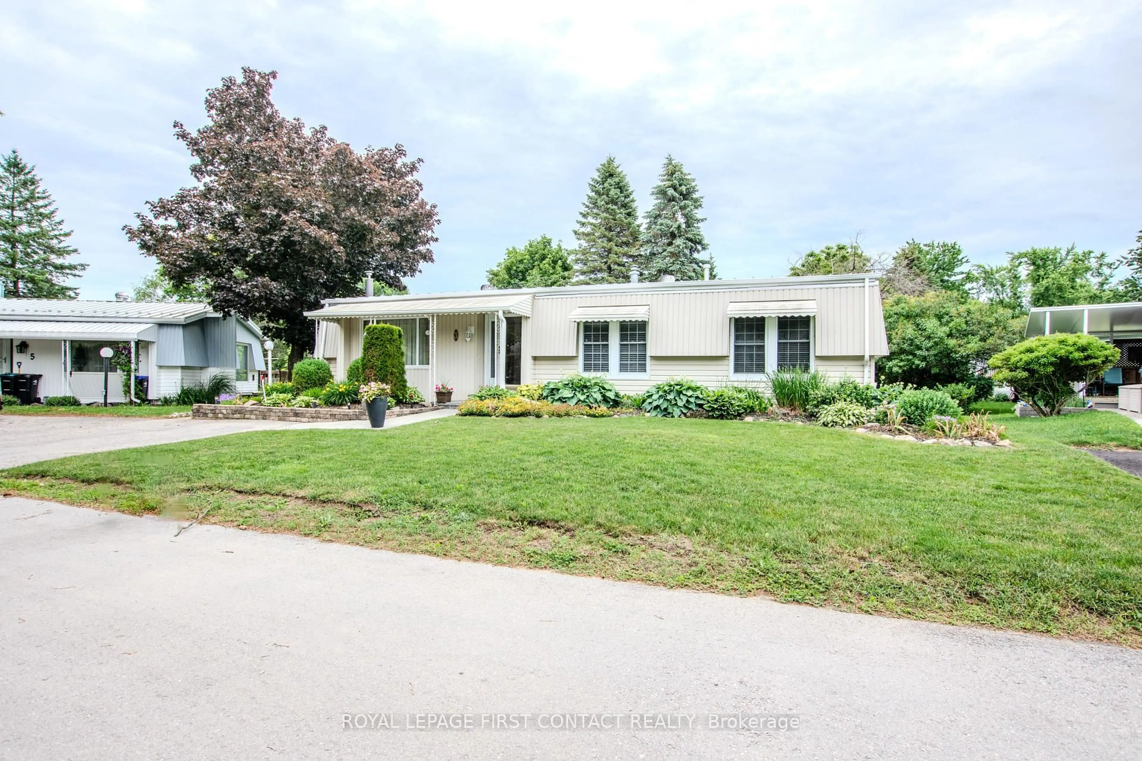 A pic from outside/outdoor area/front of a property/back of a property/a pic from drone, street for 3 Honeysuckle Lane, Innisfil Ontario L9S 1M5