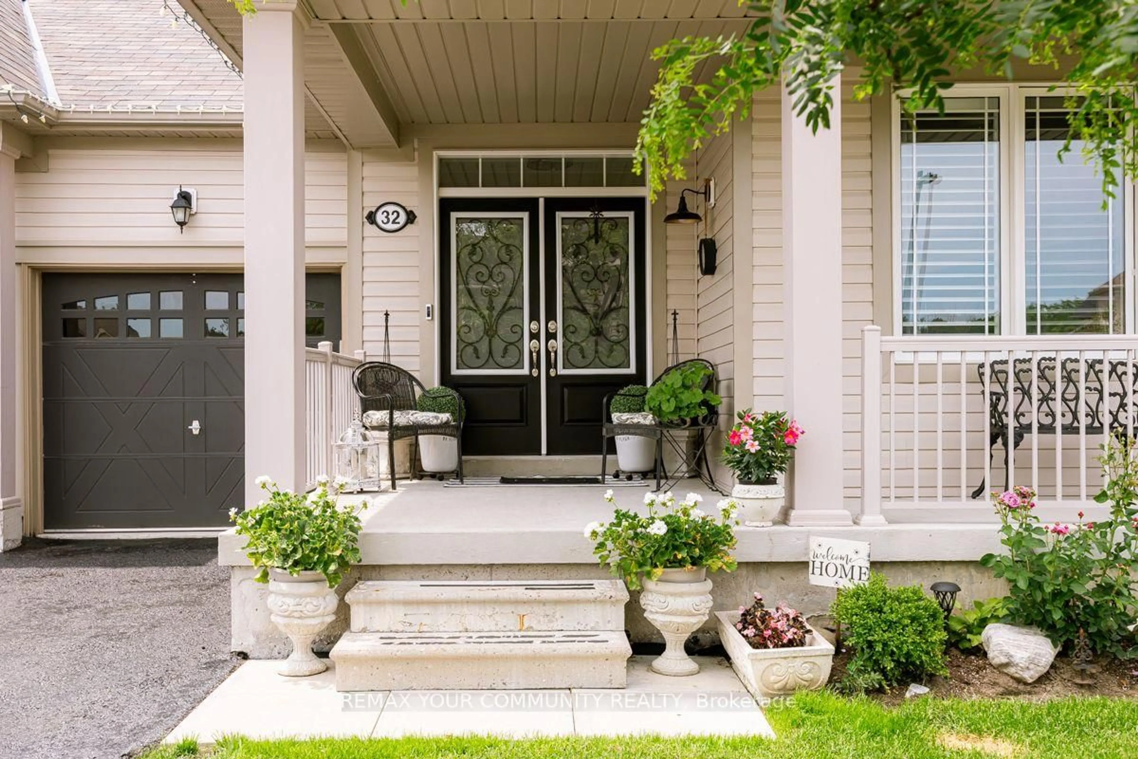 Indoor entryway for 32 Beechener St, Georgina Ontario L0E 1R0