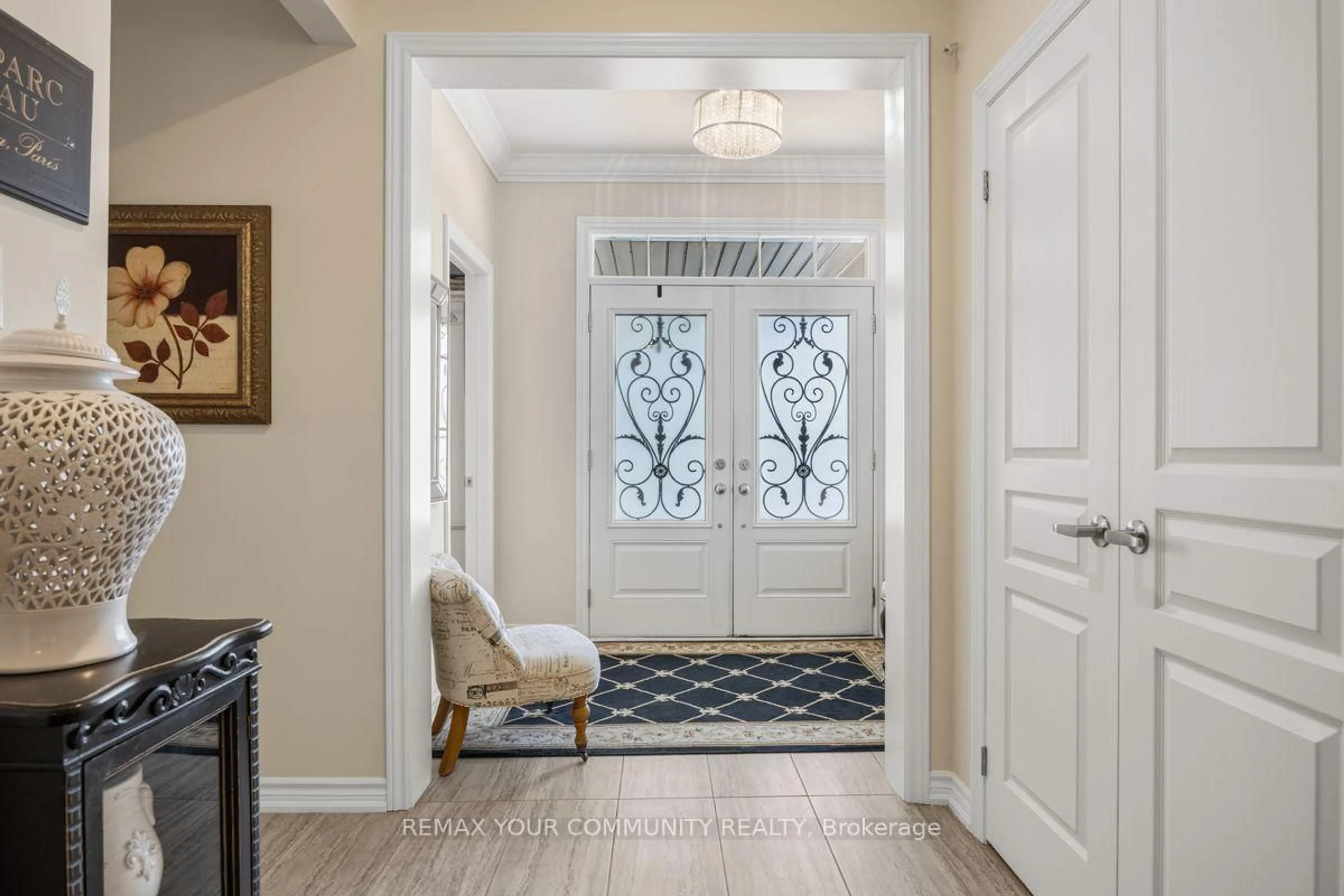 Indoor entryway for 32 Beechener St, Georgina Ontario L0E 1R0