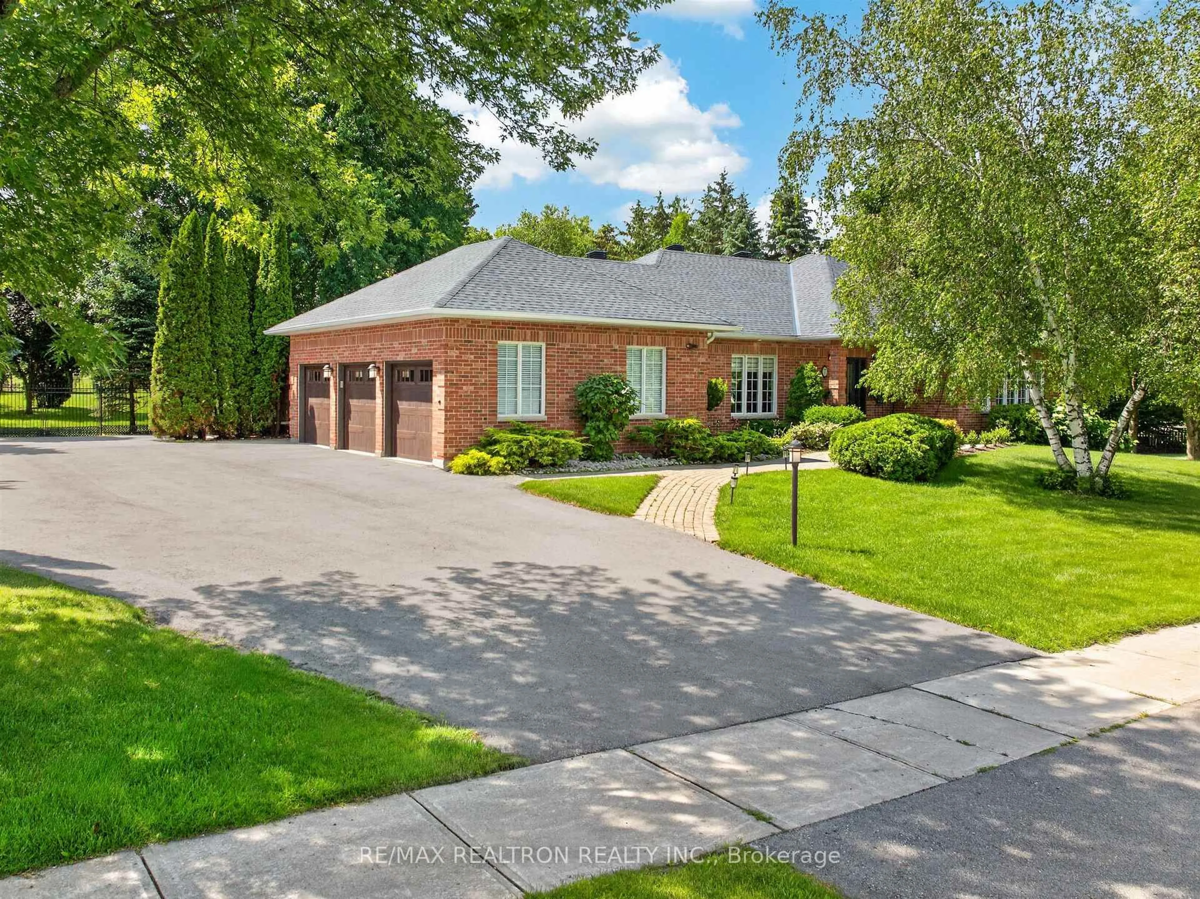 Home with brick exterior material, street for 7 Maplehyrn Ave, East Gwillimbury Ontario L0G 1V0