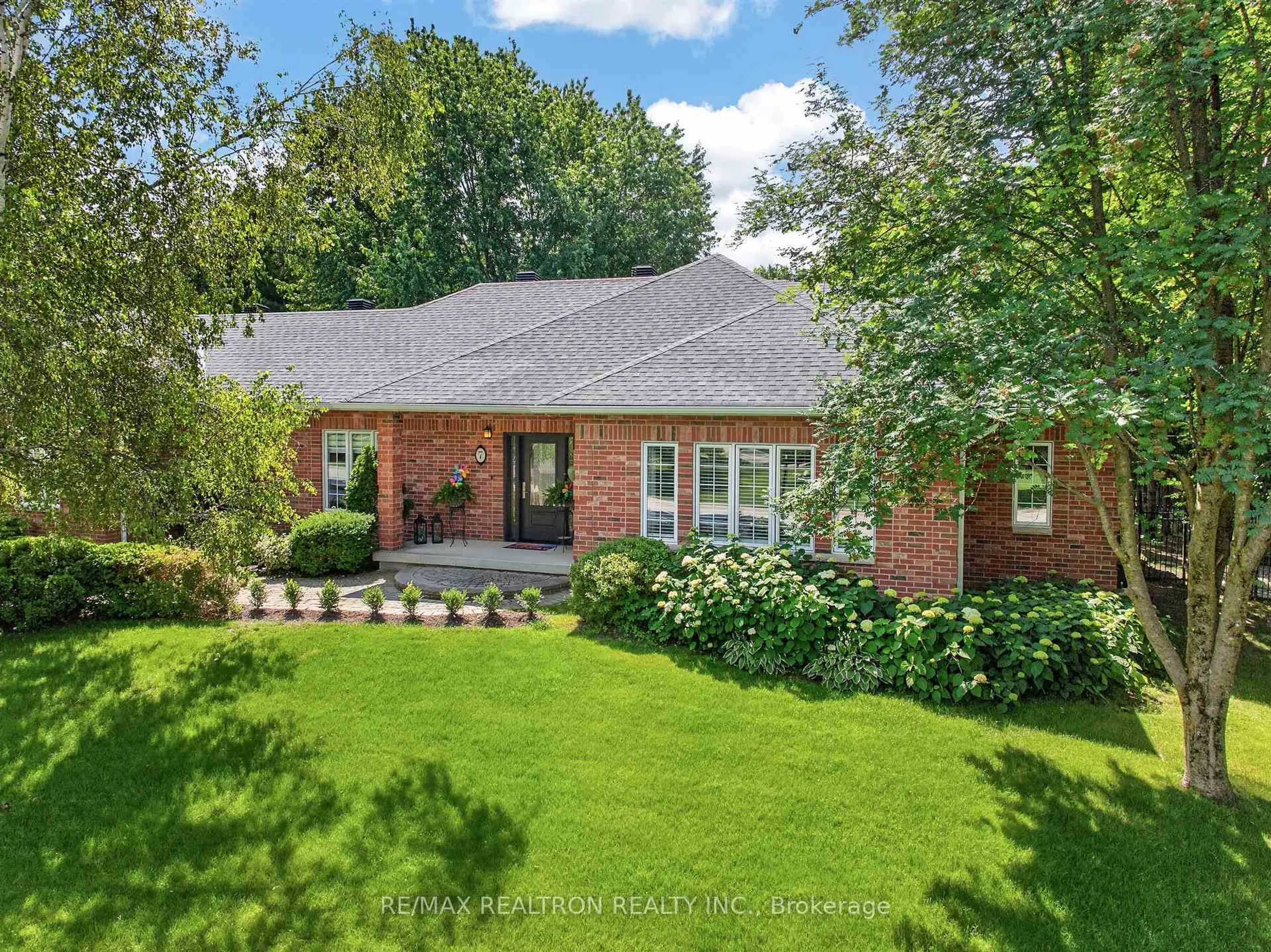 A pic from outside/outdoor area/front of a property/back of a property/a pic from drone, street for 7 Maplehyrn Ave, East Gwillimbury Ontario L0G 1V0