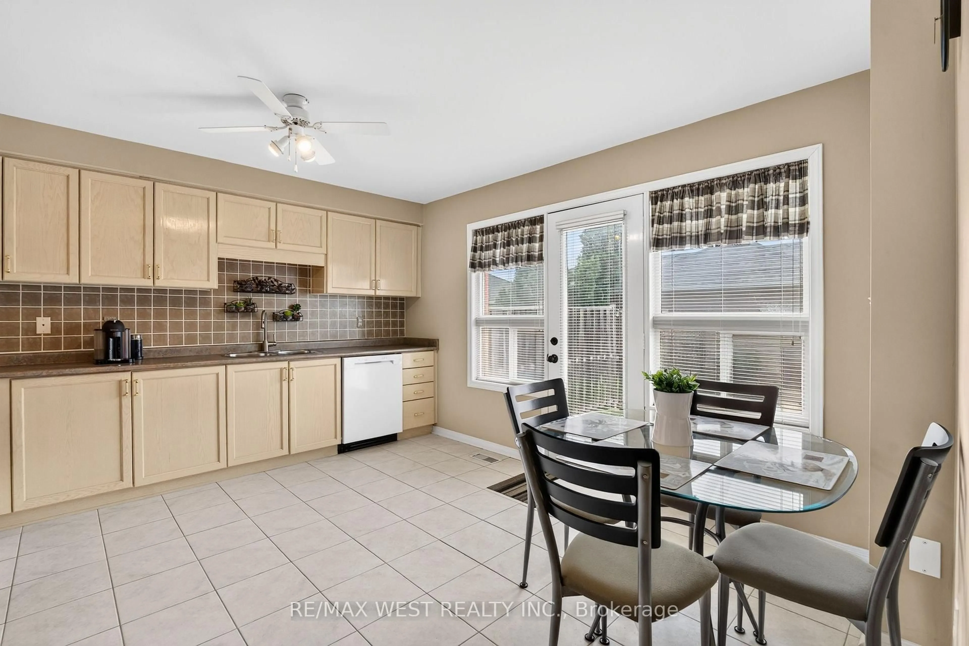 Standard kitchen, ceramic/tile floor for 49 Sonoma Blvd, Vaughan Ontario L4H 1V2