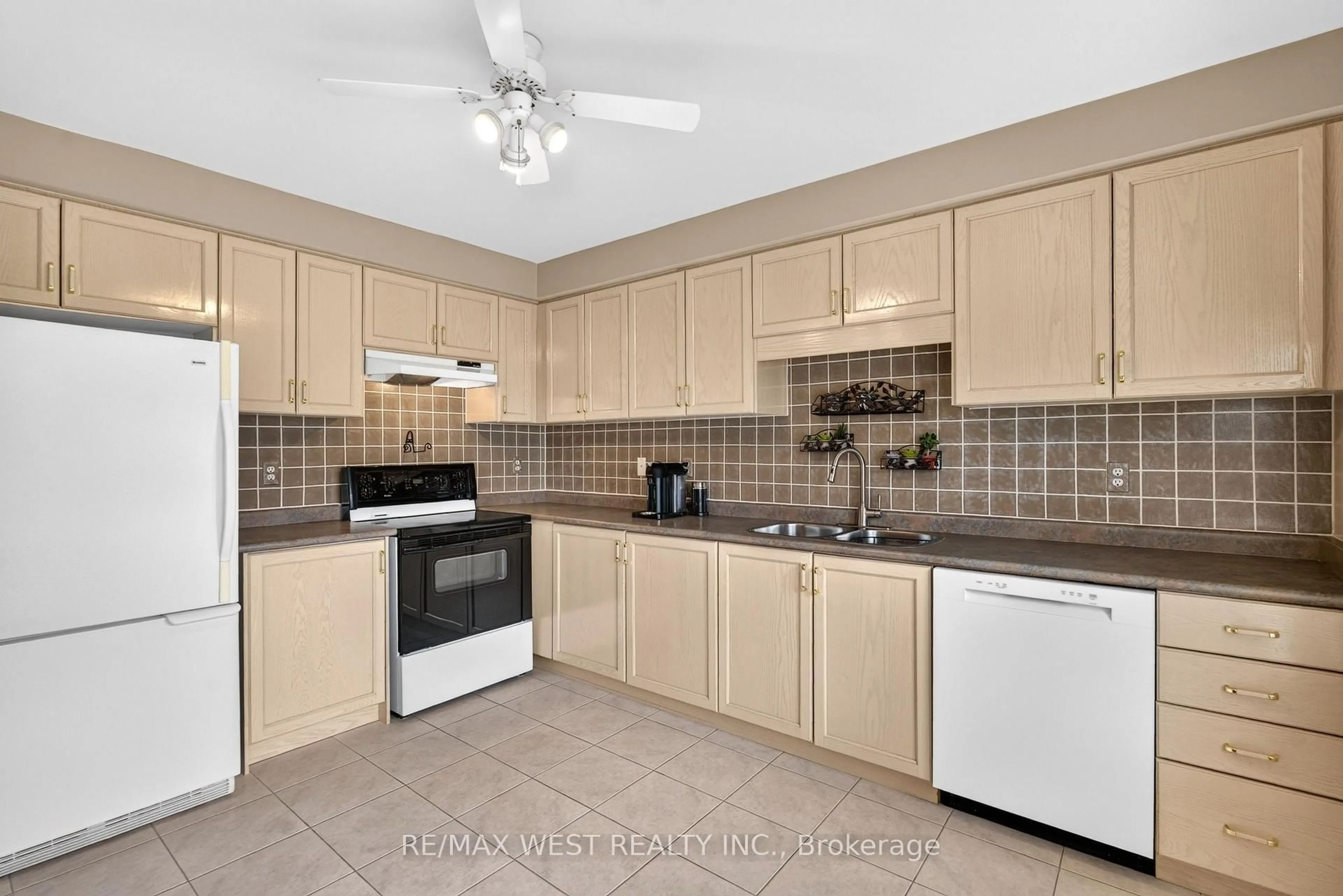 Standard kitchen, ceramic/tile floor for 49 Sonoma Blvd, Vaughan Ontario L4H 1V2